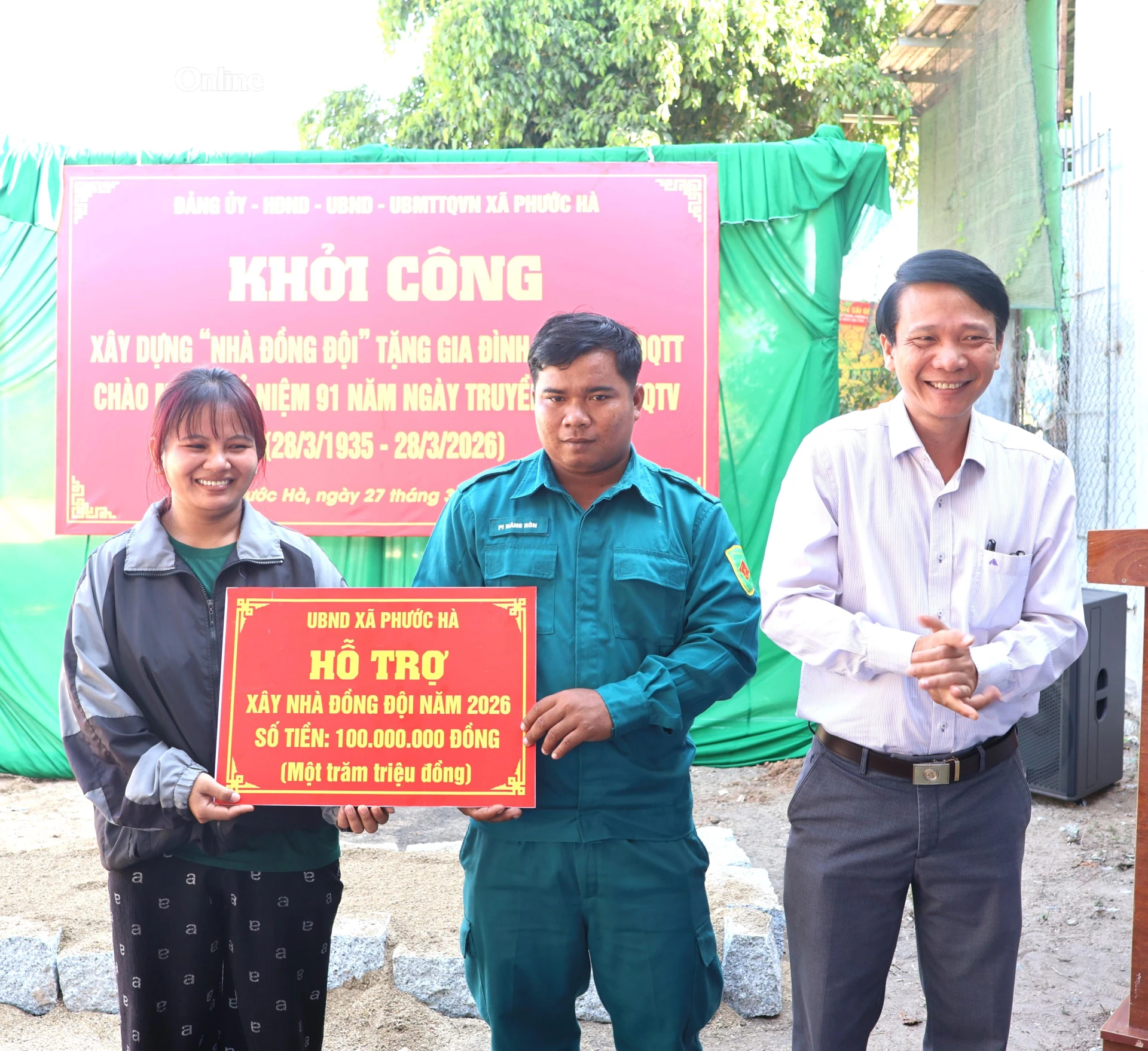 Lãnh đạo UBND xã Phước Hà trao tiền hỗ trợ xây dựng nhà