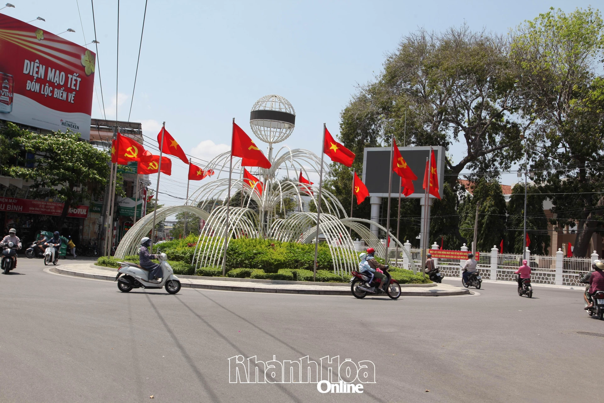 Vòng xuyến trên đường Thống Nhất. Ảnh: SƠN NGỌC