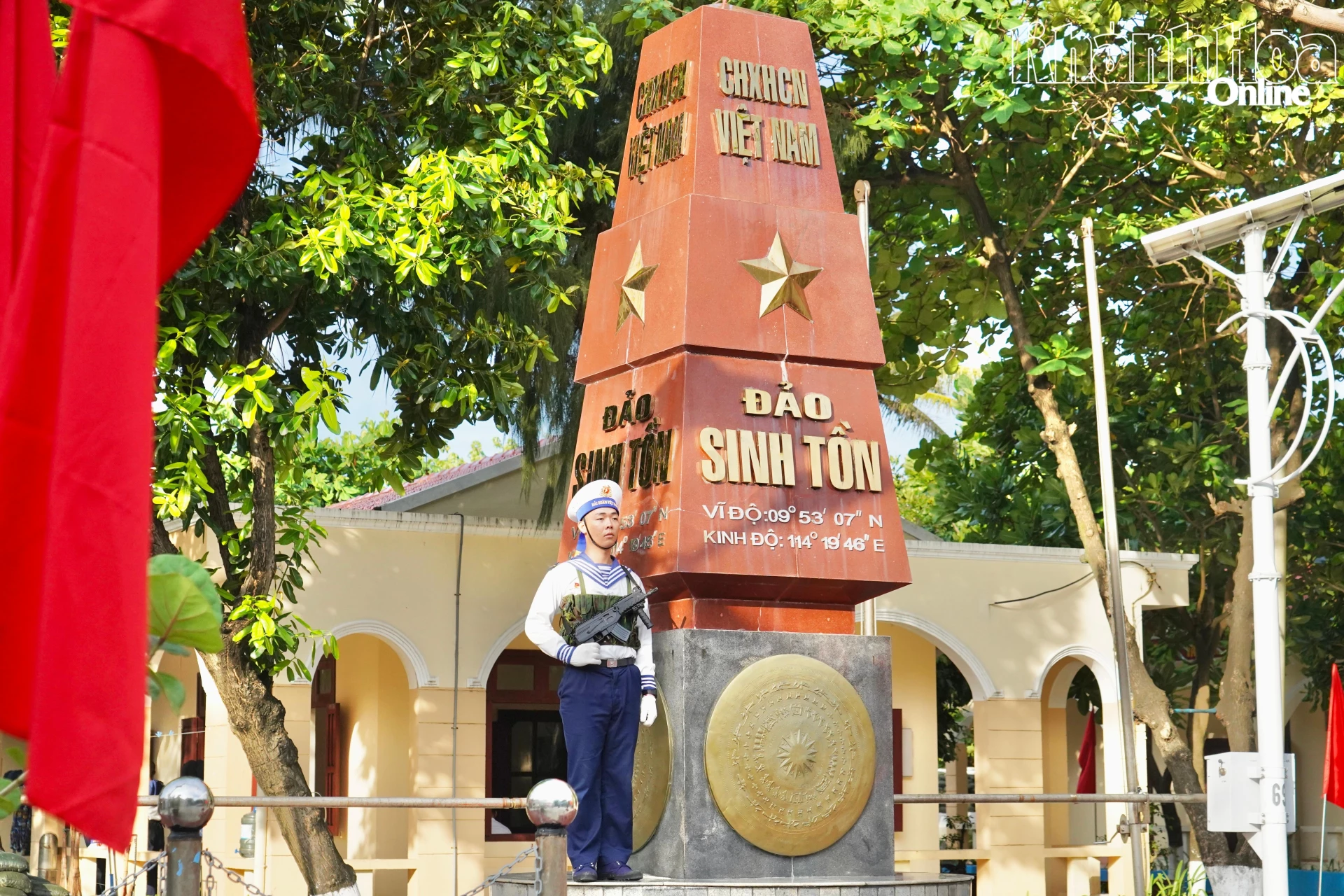 Chiến sĩ đứng canh gác cột mốc trong ngày bầu cử.