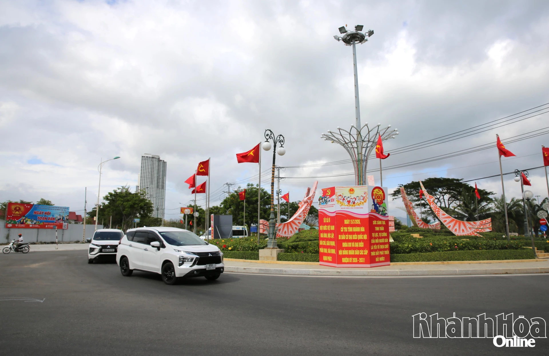 
Vong xoáy đường đi khu du lịch Binh Sơn-Phan Rang được rực rõ cờ hòa, pa nô khẩu hiệu chào mừng bầu cử.