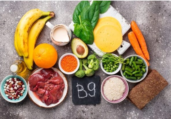 Bạn có thể dễ dàng tìm thấy vitamin B9 trong nhiều loại thực phẩm giàu dinh dưỡng, đặc biệt là các loại rau quả.