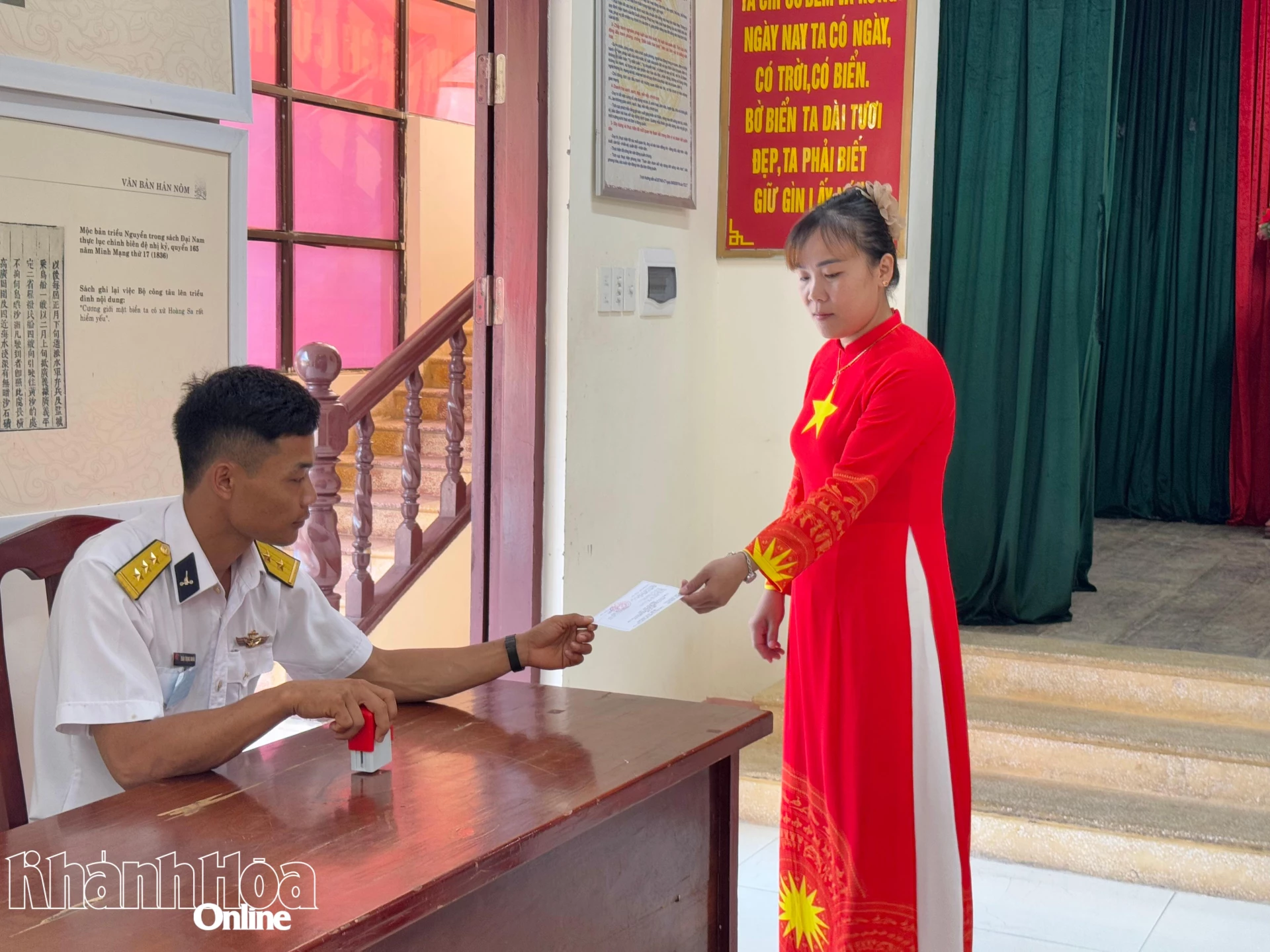 Người dân đóng dấu thẻ cử tri hoàn tất bầu cử.