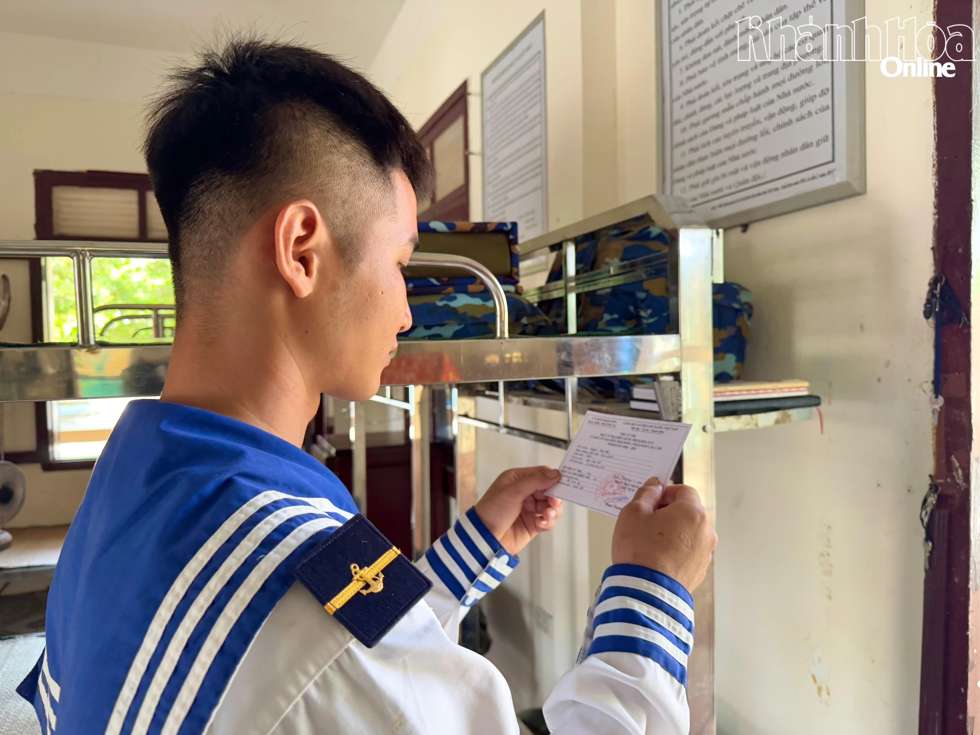 Chiến sĩ trẻ dậy sớm chuẩn bị cẩn thận thẻ cử tri trước khi đi bầu cử.