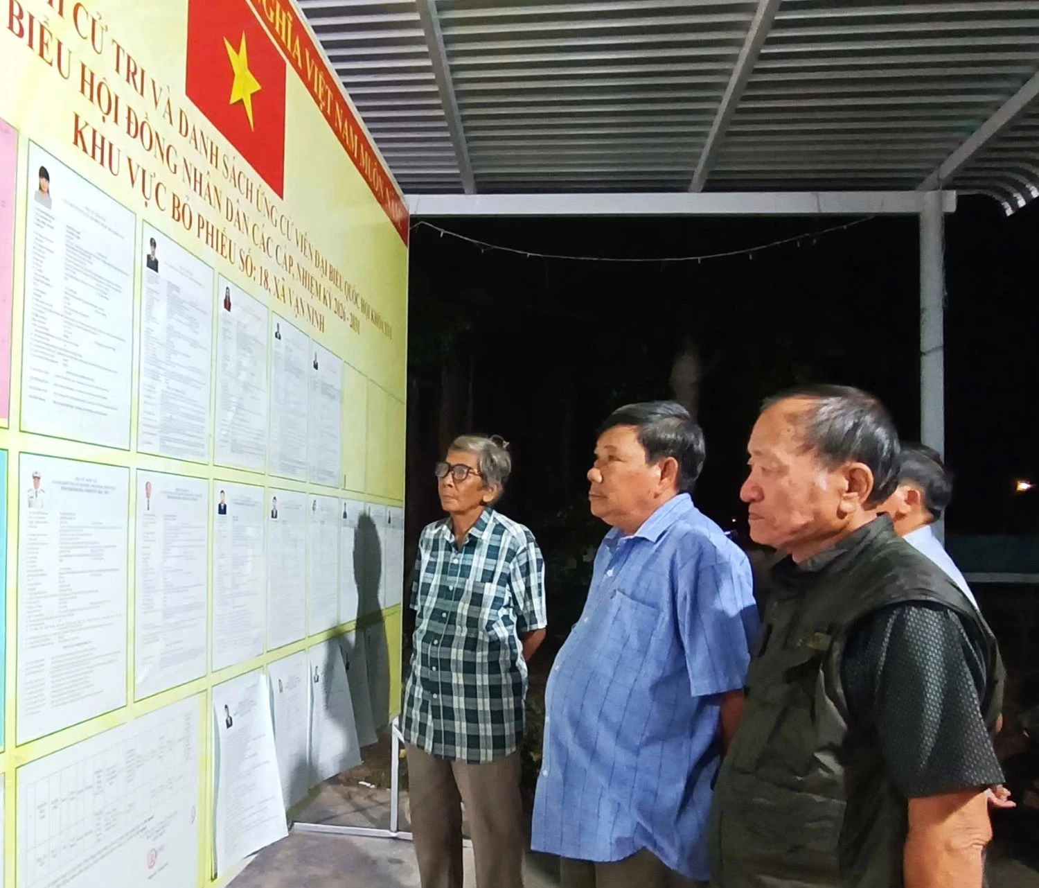 Cử tri thôn Vinh Huề nghiên cứu danh sách người ứng cử đại biểu Quốc hội khóa XVI và đại biểu HĐND các cấp nhiệm kỳ 2026 - 2031.