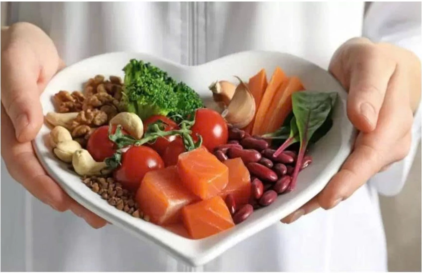 Có một số người đã giảm được mỡ máu nhờ chế độ ăn uống khoa học và lối sống lành mạnh. (Ảnh: ITN)