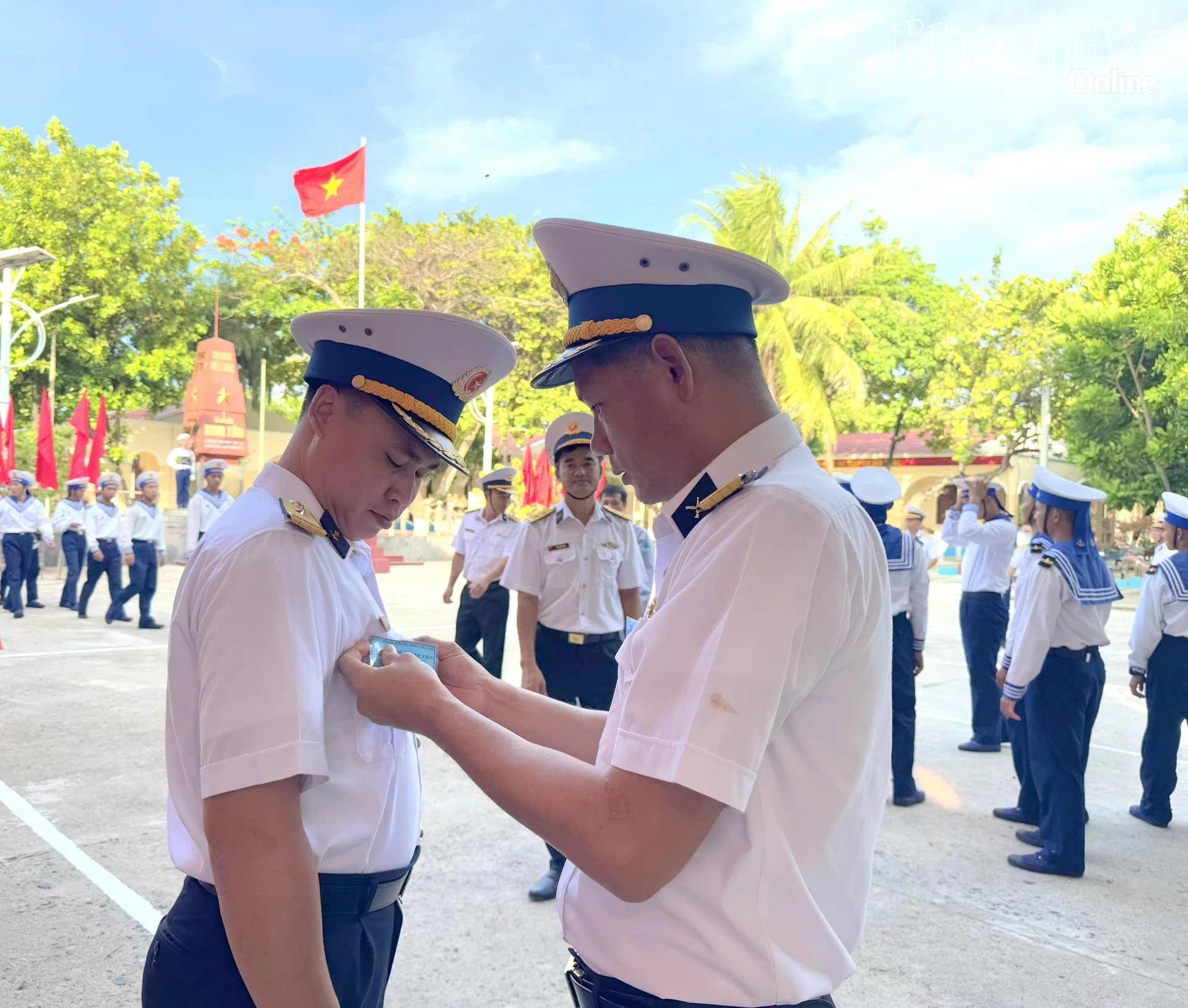 Cán bộ, chiến sĩ chỉnh trang phục cho đồng đội trước giờ bầu cử.