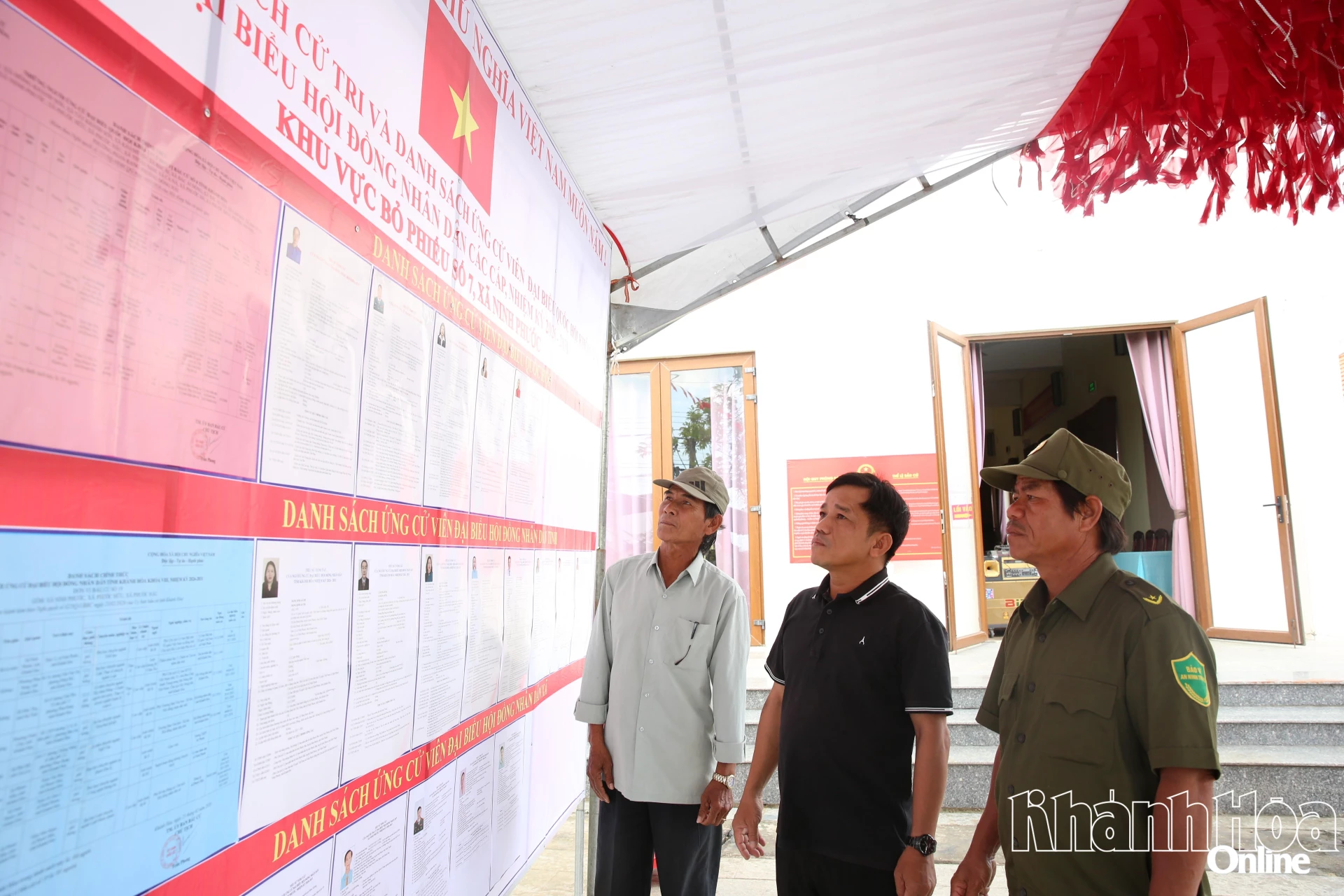 Cư tri thôn Bàu Trúc tìm hiểu thông tin về các ứng cử viên