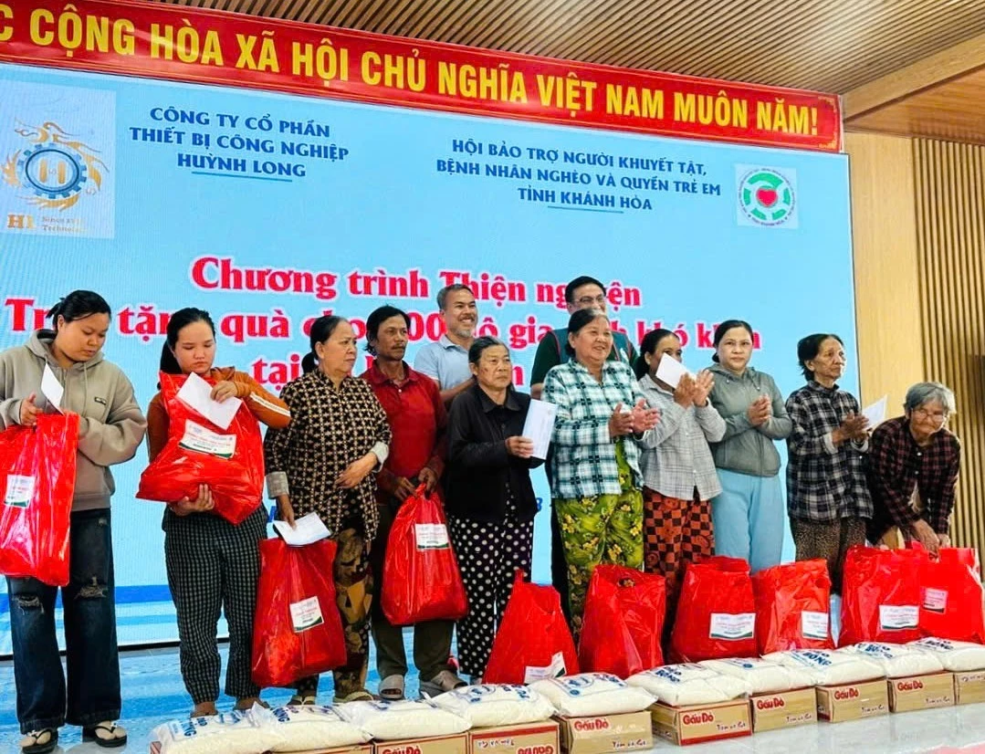 Lãnh đạo Hội Bảo trợ người khuyết tật, bệnh nhân nghèo và quyền trẻ em tỉnh Khánh Hoà và Công ty Cổ phần Thiết bị Công nghiệp Huỳnh Long trao quà cho người dân