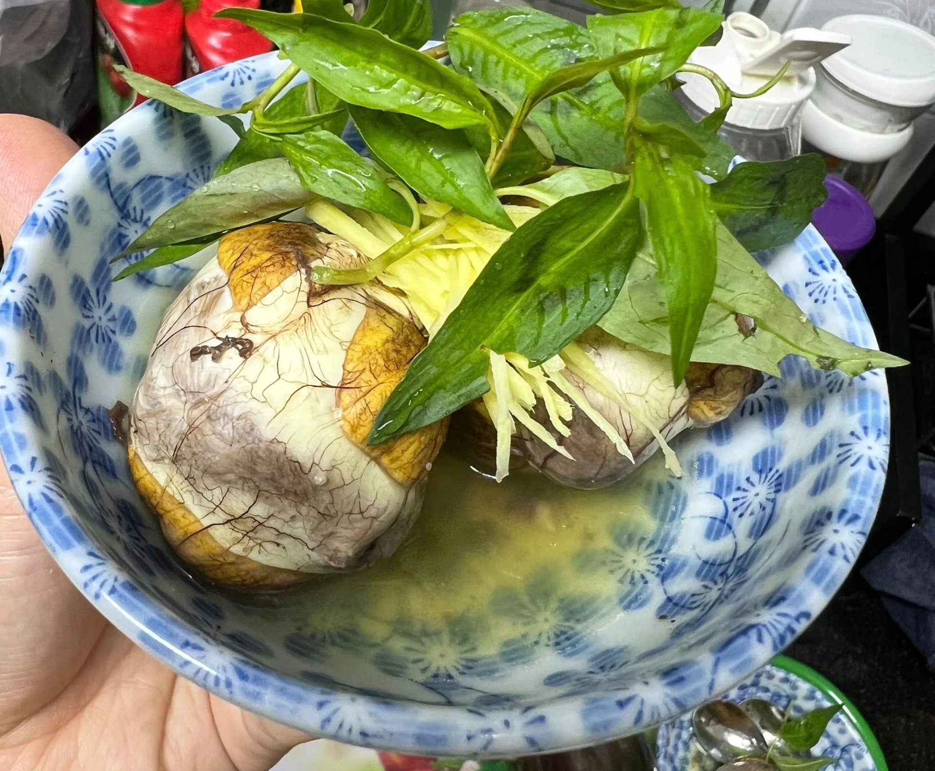 Ăn trứng vịt lộn đúng cách để nhận được giá trị dinh dưỡng tốt nhất. Ảnh: Nga Phạm