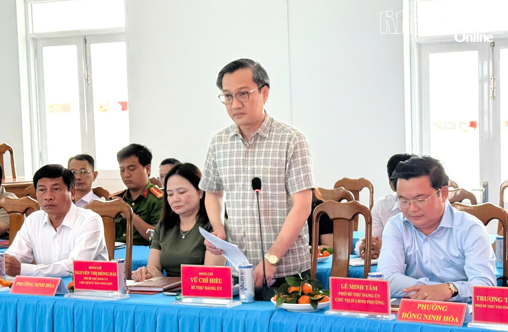 Ông Võ Chí Hiếu - Bí thư Đảng ủy phường Ninh Hòa báo cáo công tác chuẩn bị bầu cử.