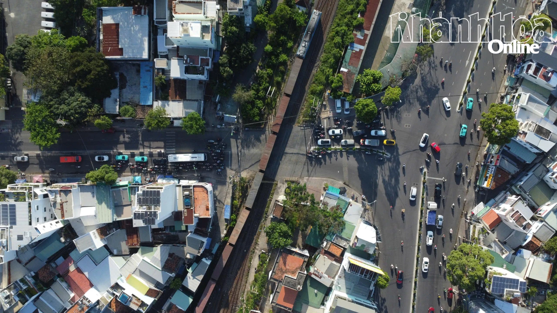 Vị trí đường sắt cắt ngang đường Lê Hồng Phong (gần nút giao Mả Vòng).