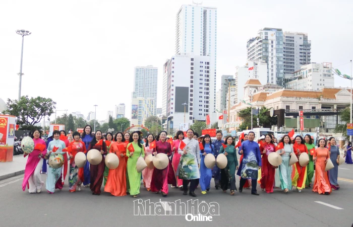 Hơn 3.000 phụ nữ Khánh Hòa tham gia đồng diễn dân vũ, diễu hành áo dài
