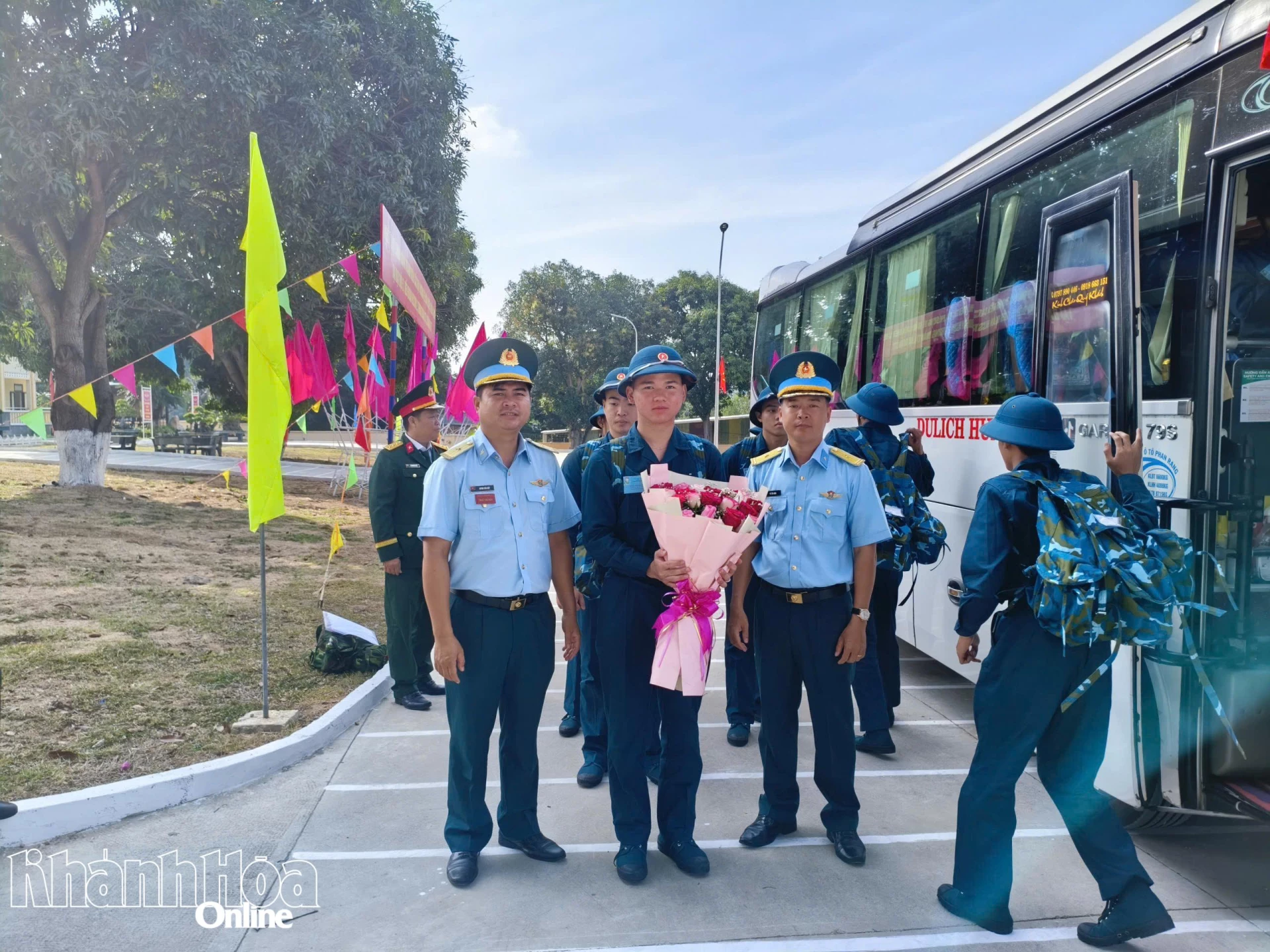 Lãnh đạo, chỉ huy tiểu đoàn gặp gỡ, tặng hoa và động viên chiến sĩ mới.