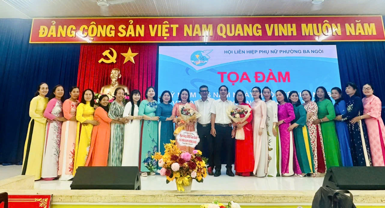 Lãnh đạo phường Ba Ngòi tặng hoa chúc mừng Hội Liên hiệp Phụ nữ phường.