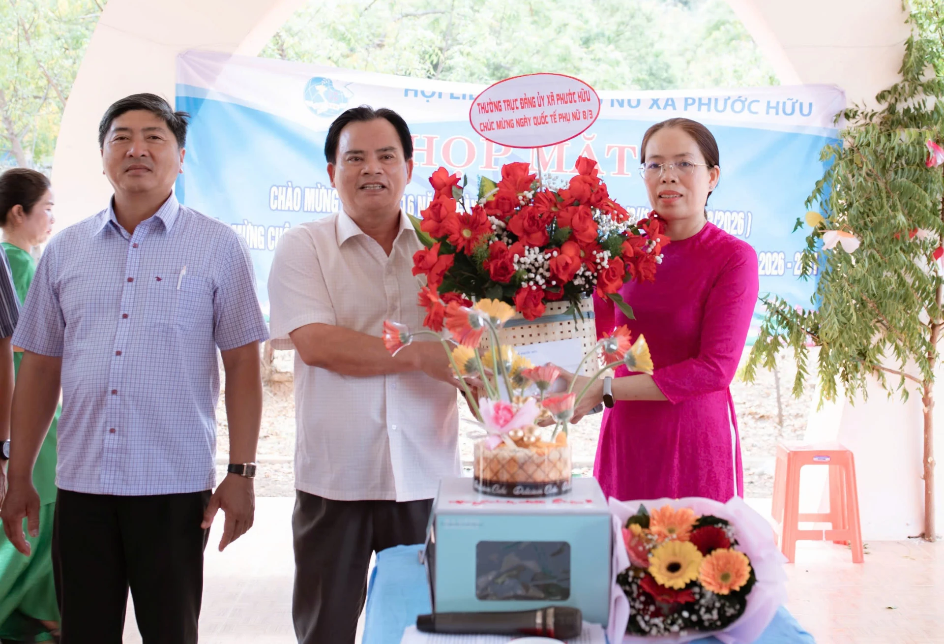 Lãnh đạo xã Phước Hữu tặng hoa chúc mừng Hội Liên hiệp Phụ nữ xã.