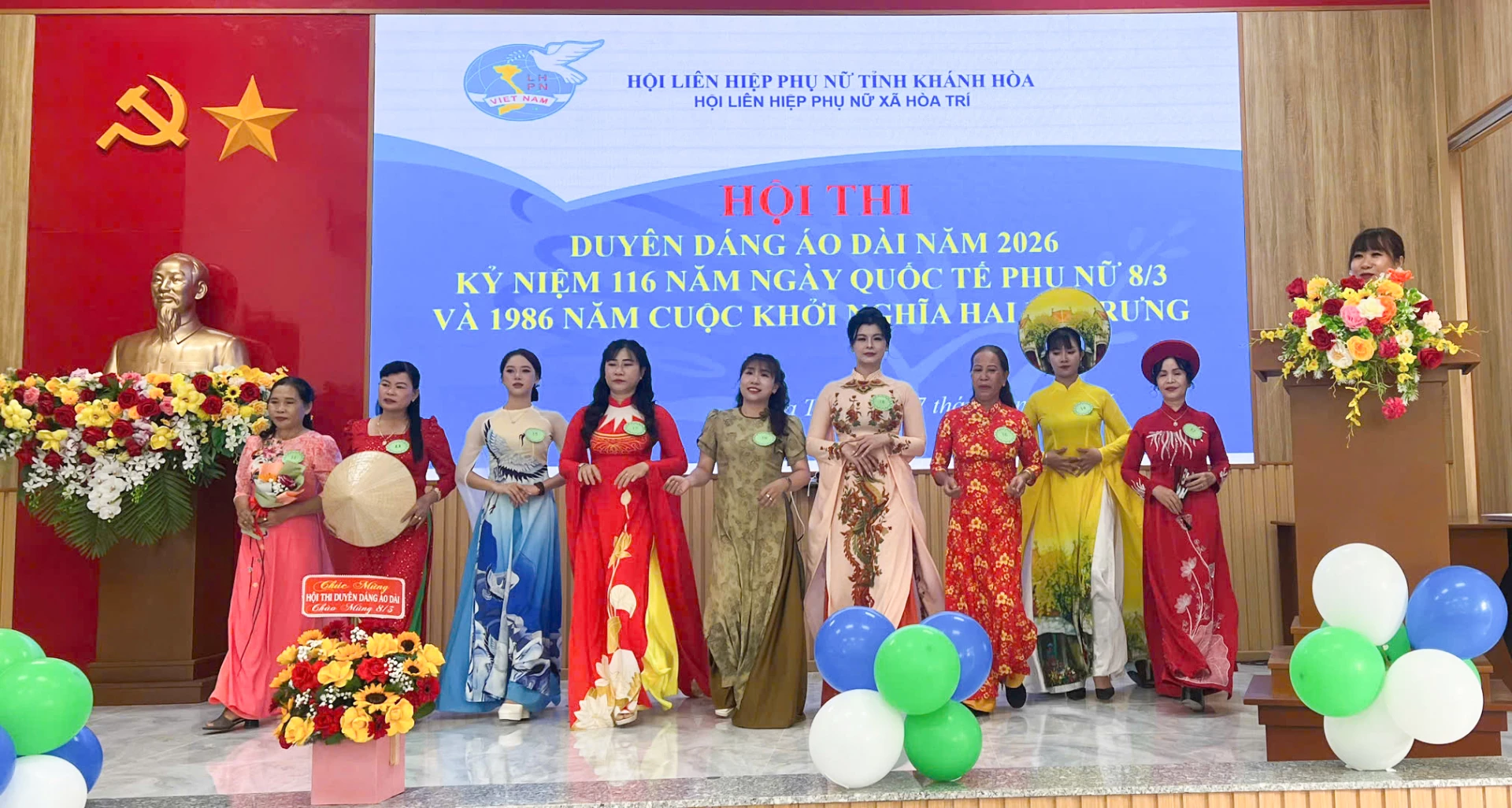 Các thí sinh thi trình diễn áo dài.