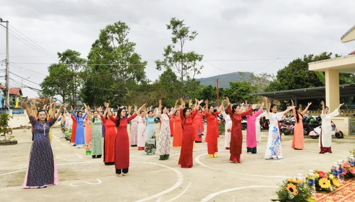 Hội Liên hiệp Phụ nữ xã Diên Lạc tổ chức đồng diễn dân vũ nhân ngày 8-3