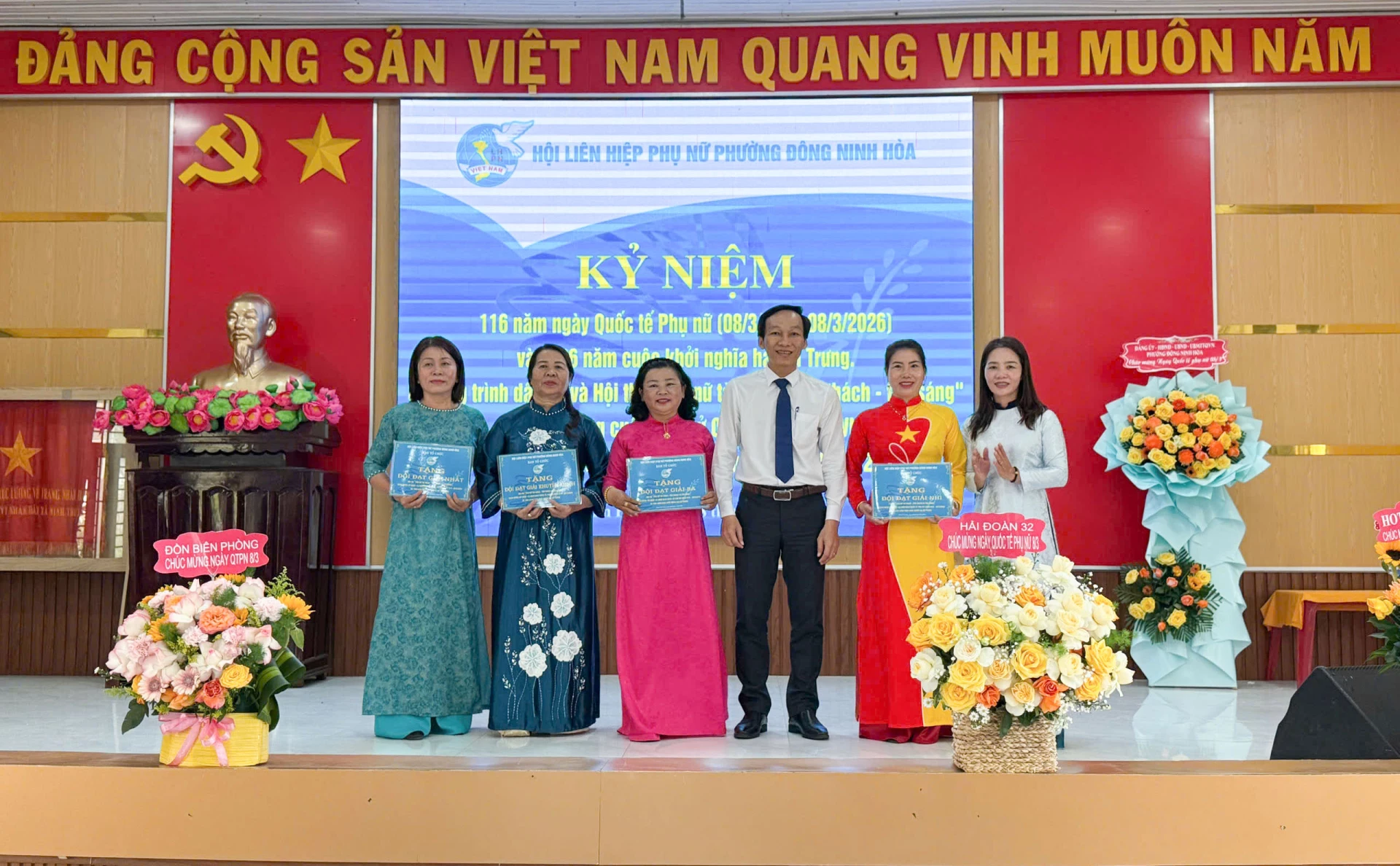 Trao giải cho các đội đạt giải tại hội thi.