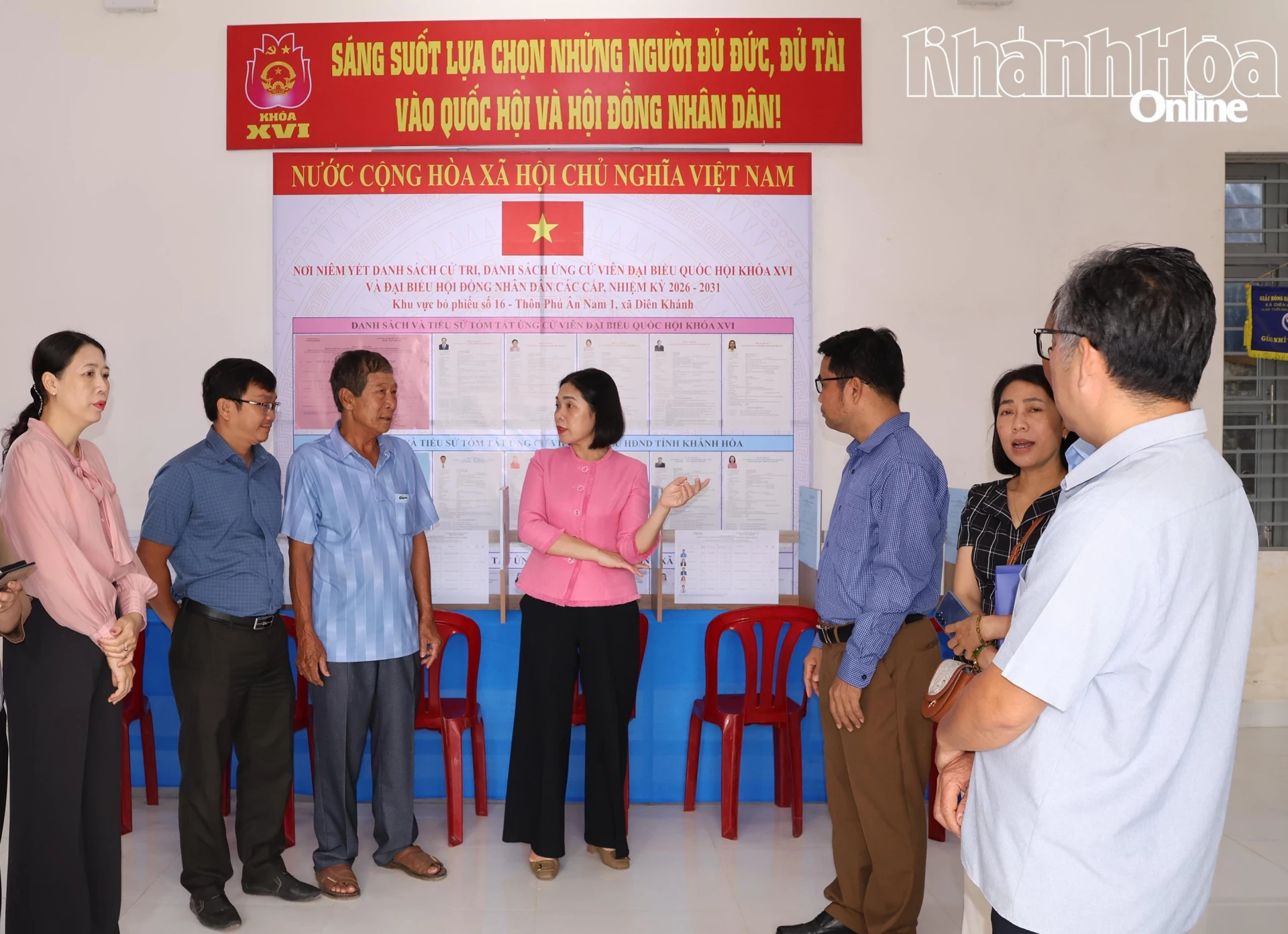 Đồng chí Trần Thu Mai kiểm tra tại Khu vực bỏ phiếu số 16, xã Diên Khánh.