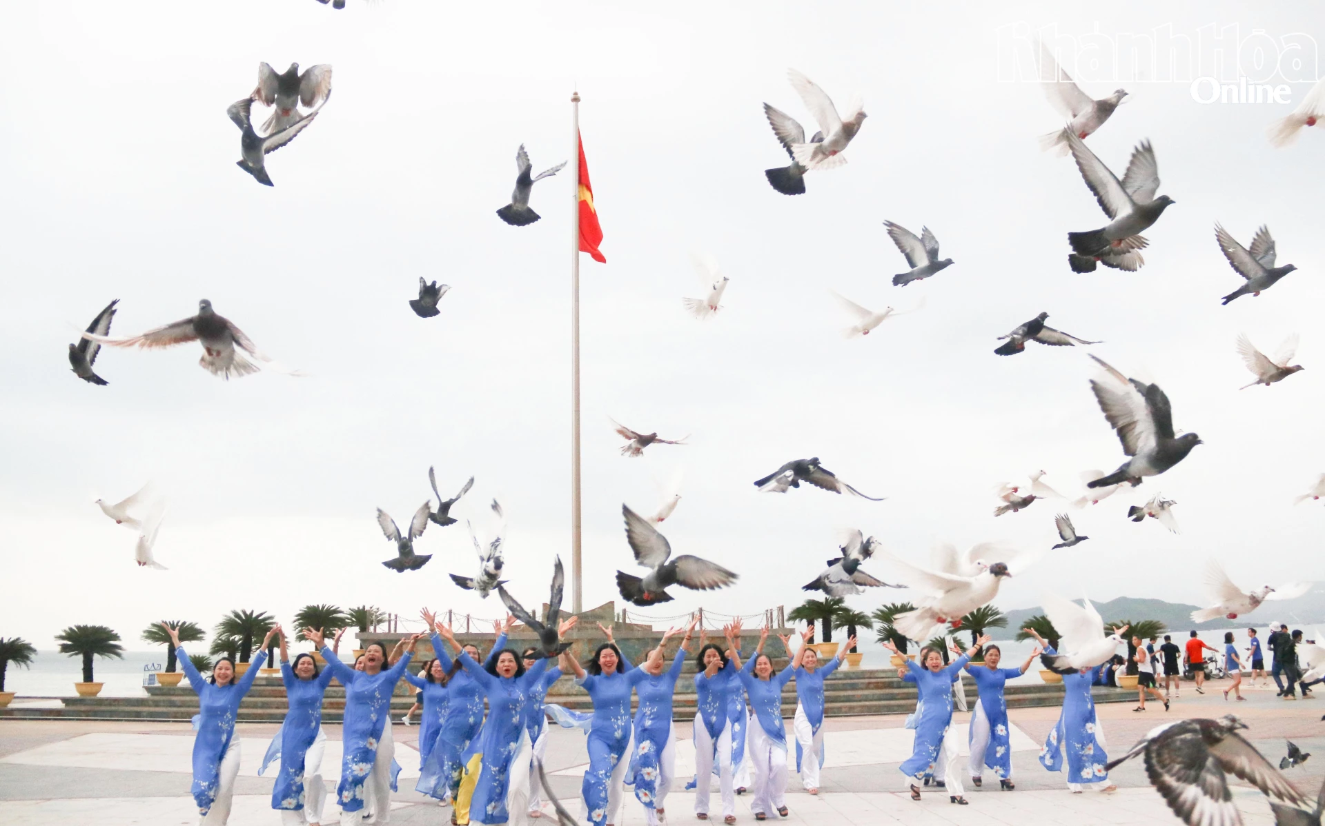 khuyến khích mọi cá nhân, tổ chức, cộng đồng có hoạt động tích cực đem lại hạnh phúc cho mọi người. 