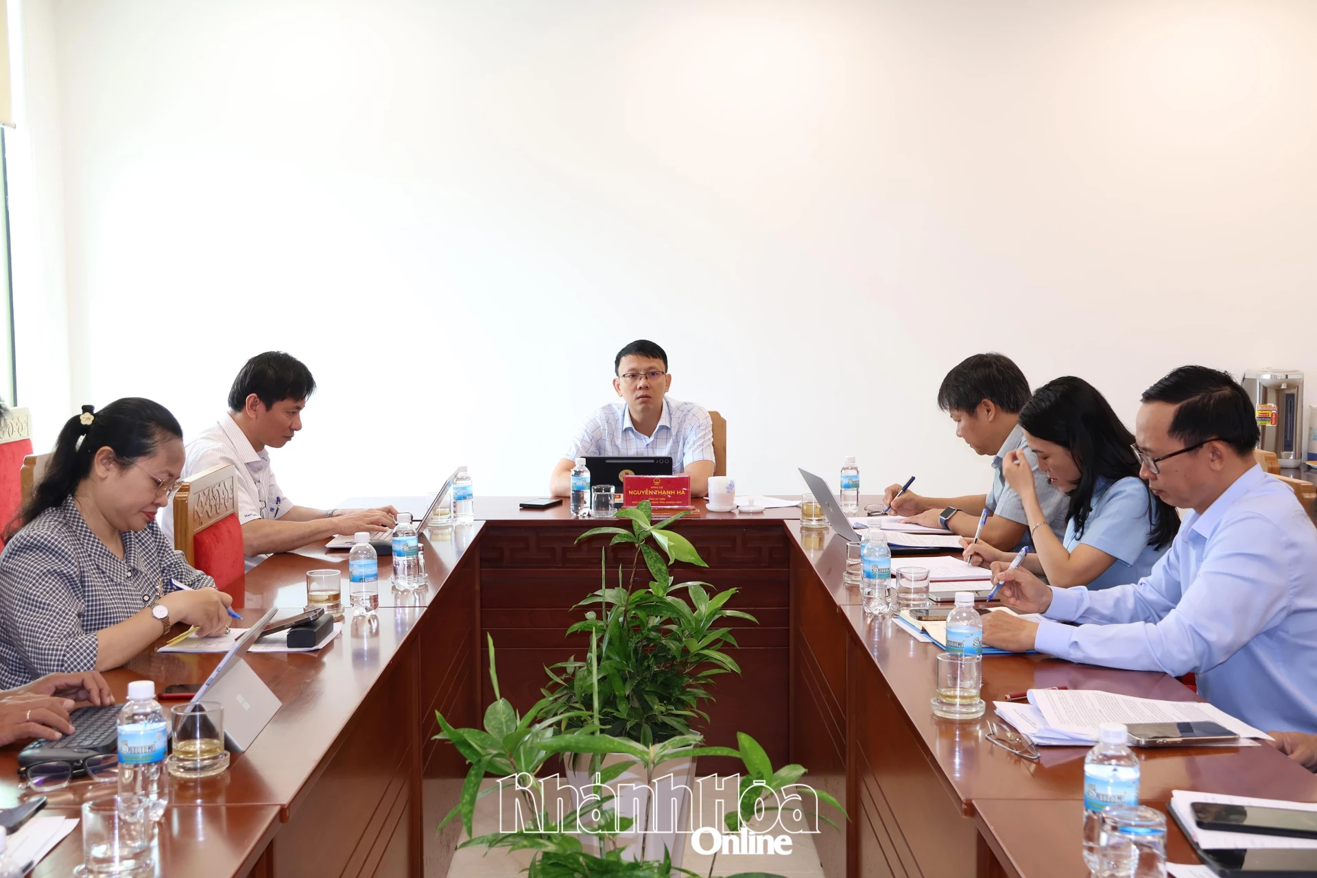 Đồng chí Nguyễn Thanh Hà - Phó Chủ tịch UBND tỉnh Khánh Hòa phát biểu tại cuộc họp.