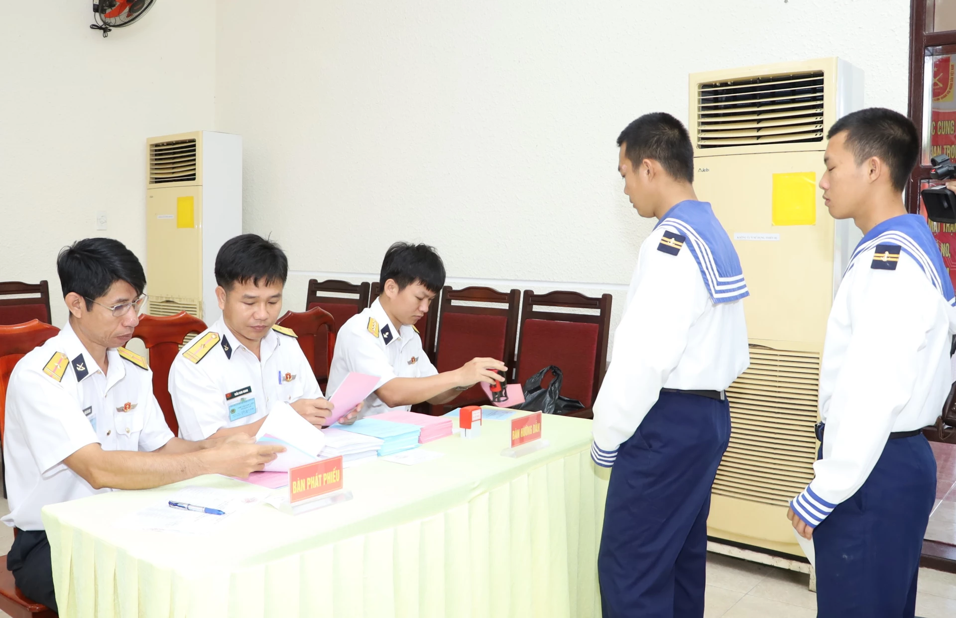 Chiến sĩ Lữ 146 Vùng 4 Hải quân nhận phiếu bầu thực hiện bỏ phiếu tại Khu vực bỏ phiếu số 1 đặc khu Trường Sa. Ảnh: Văn Giang.