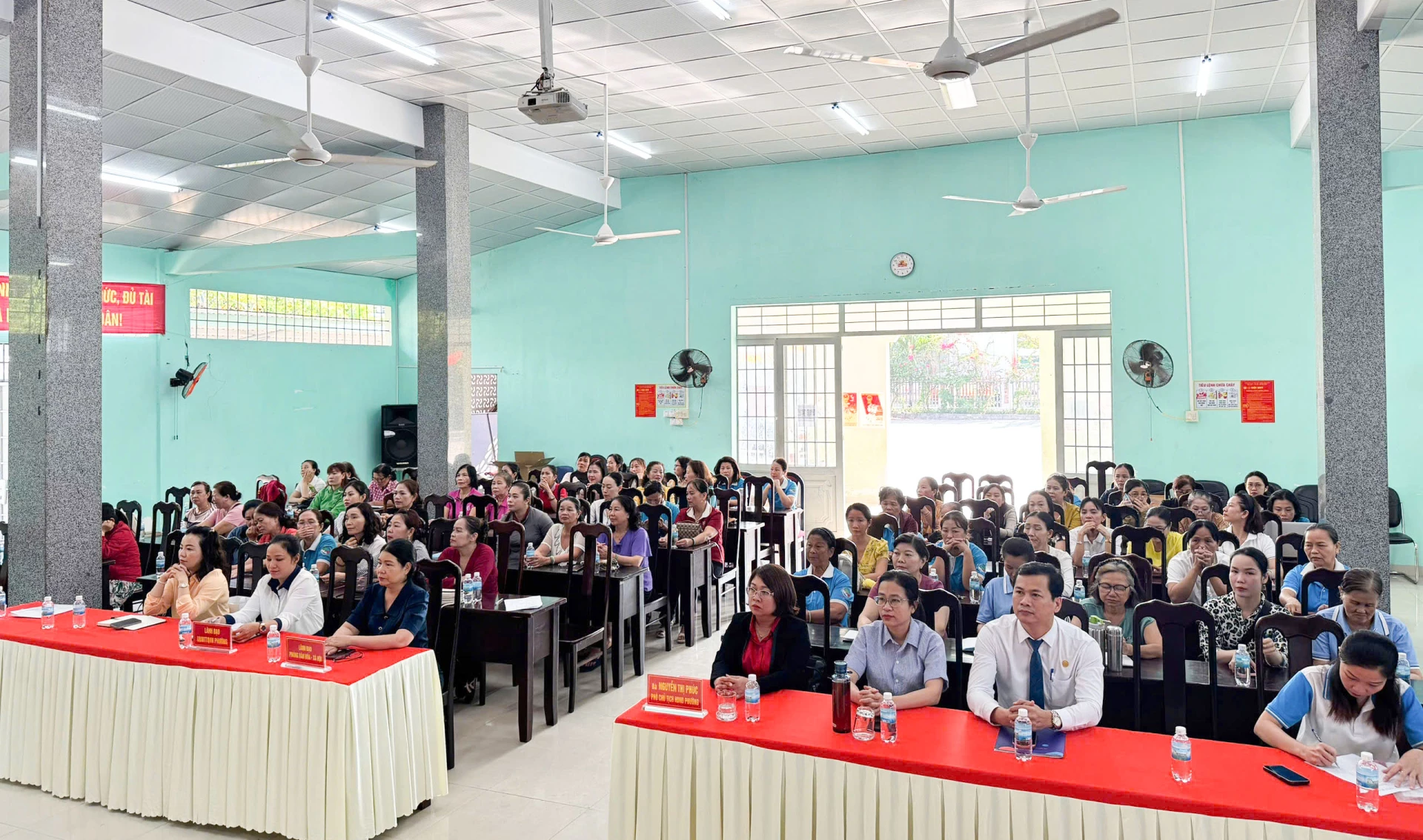 Các cán bộ, hội viên phụ nữ tham gia lớp tập huấn.