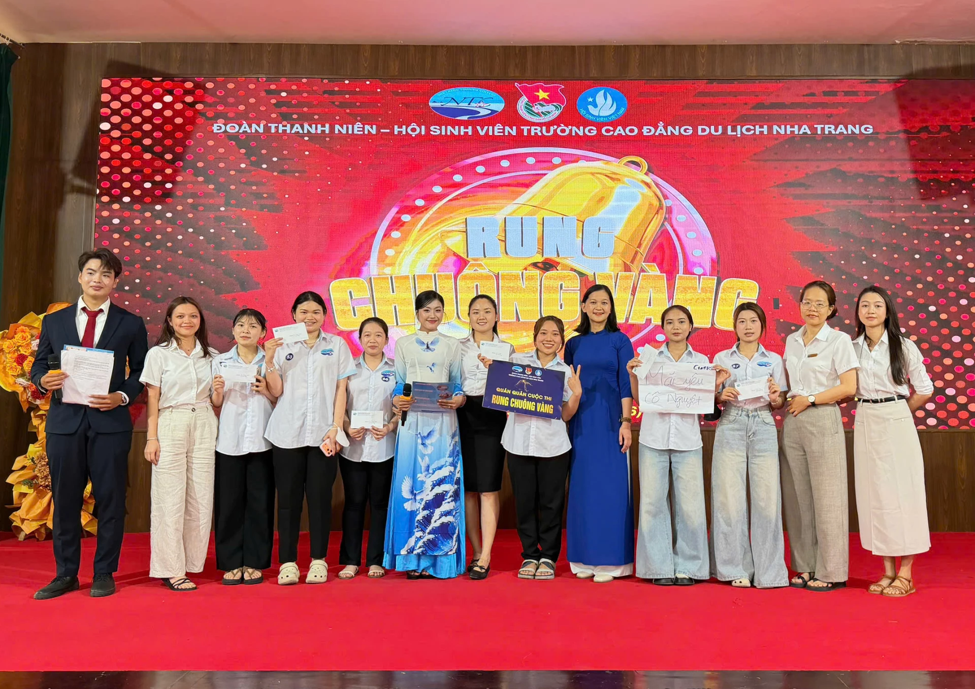 Đại diện Đoàn trường trao giải cho các thí sinh tham gia cuộc thi Rung chuông vàng. 