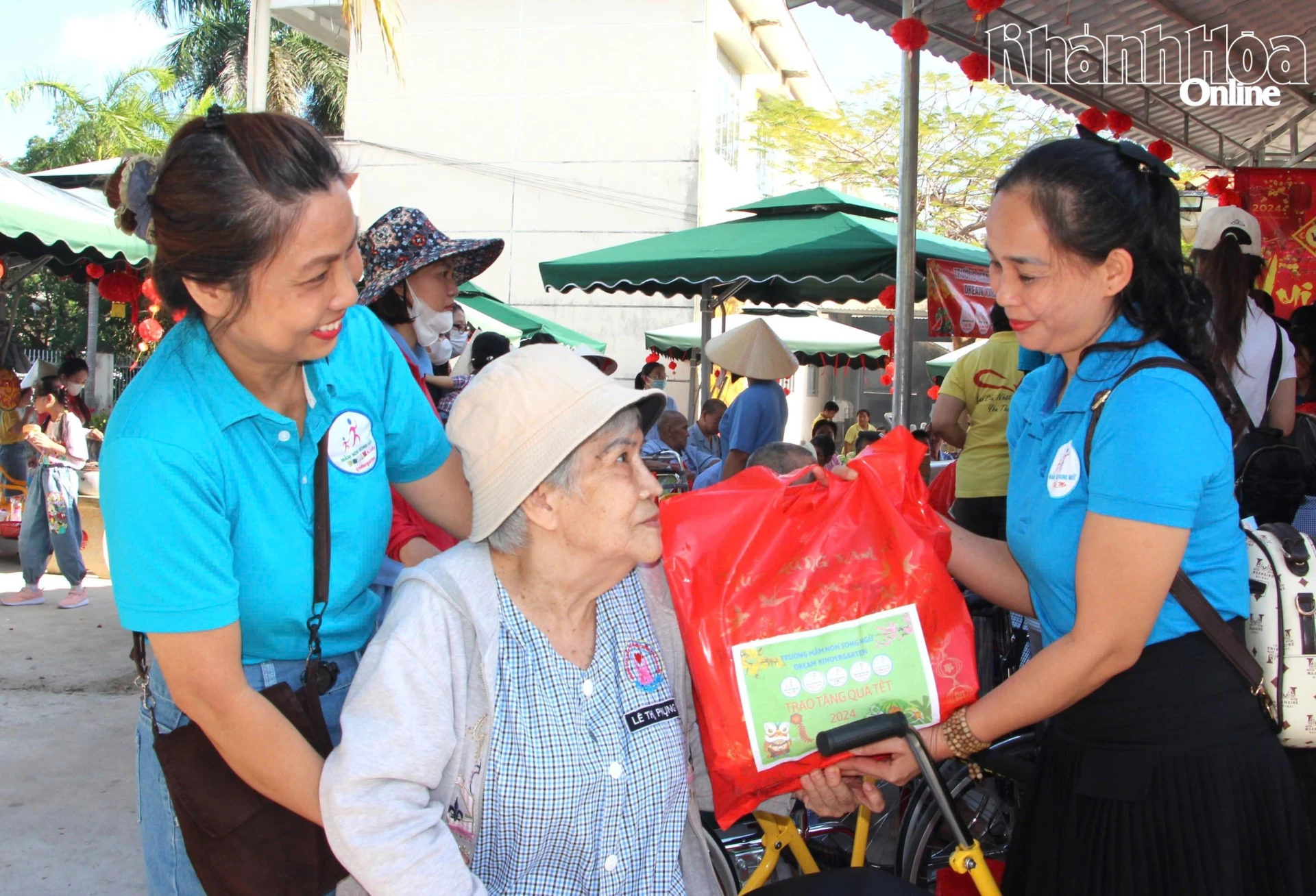 Đại diện các cơ quan, đơn vị, nhà hảo tâm trao quà cho người khuyết tật có hoàn cảnh khó khăn