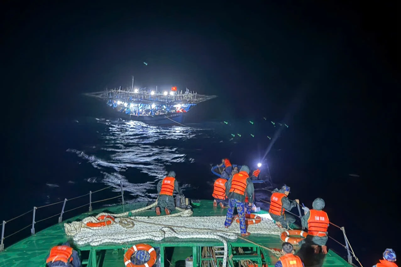 Tàu 950 tiếp cận, làm dây lai kéo tàu cá.