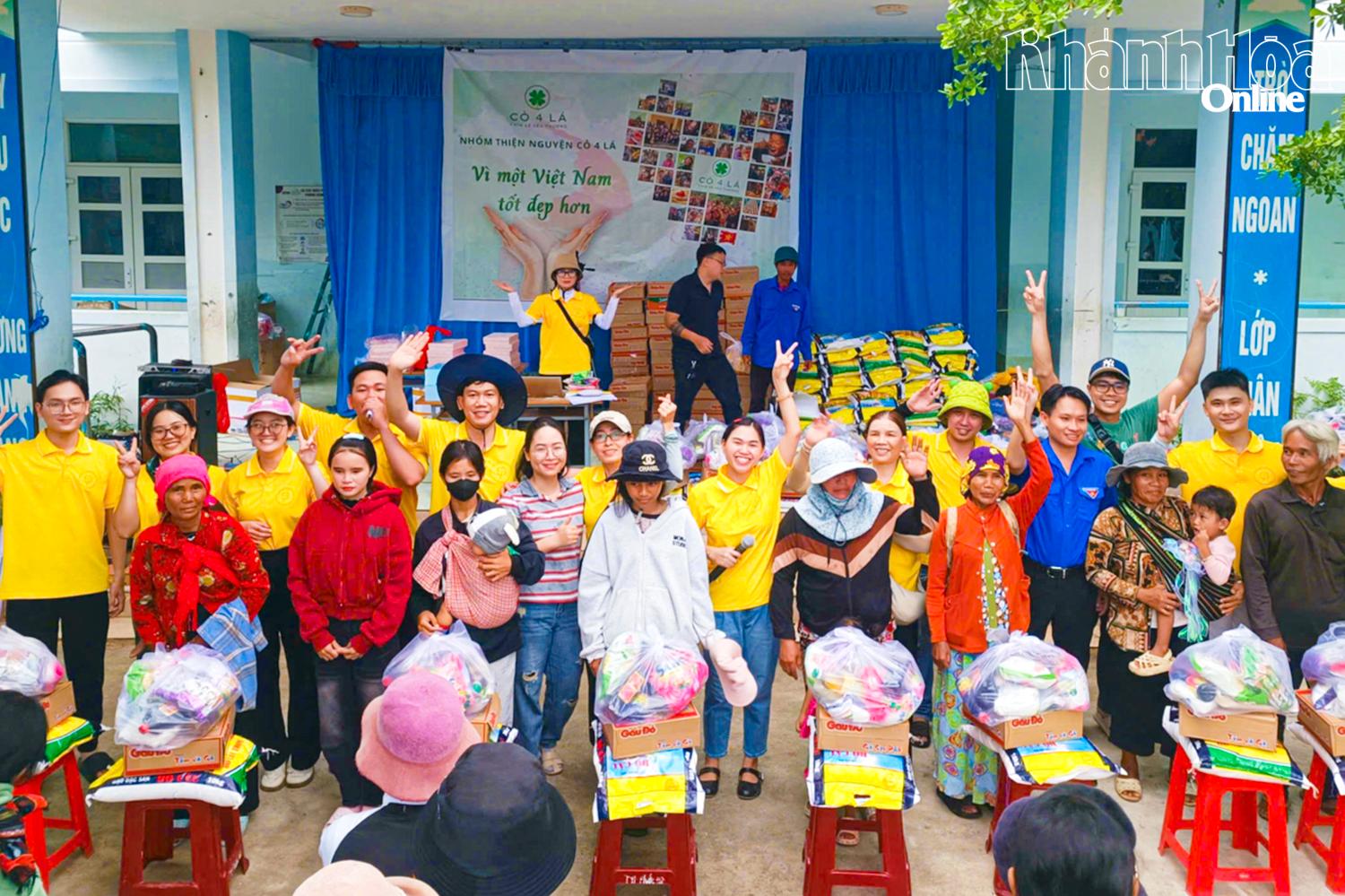 Các hoạt động trao quà cho người dân, học sinh có hoàn cảnh khó khăn được thanh niên xã duy trì thường xuyên.