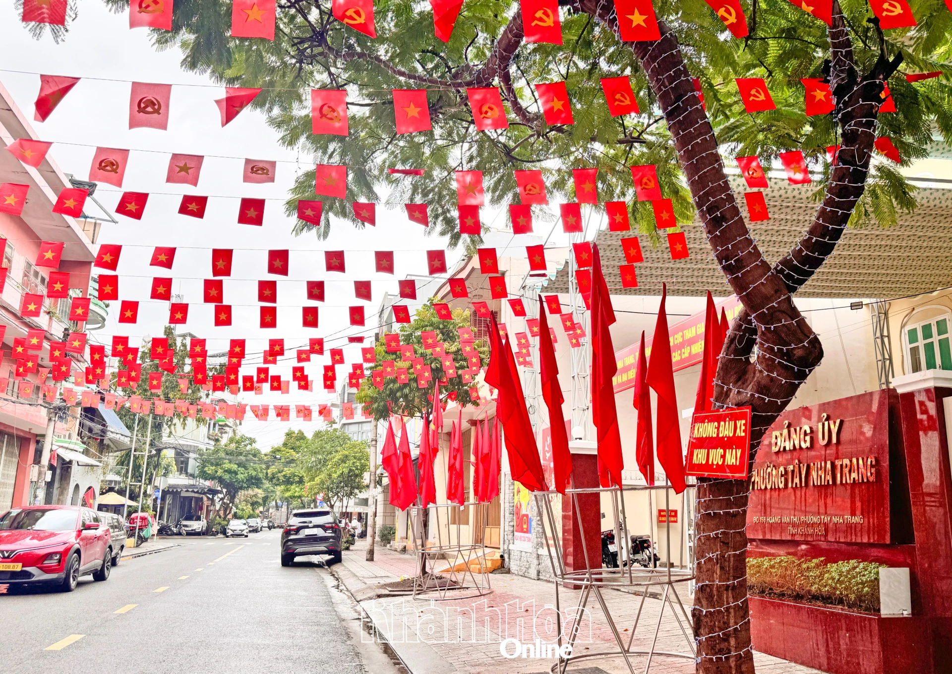 Trụ sở nhiều cơ quan được trang hoàng rực rỡ để đón ngày hội lớn của đất nước. 