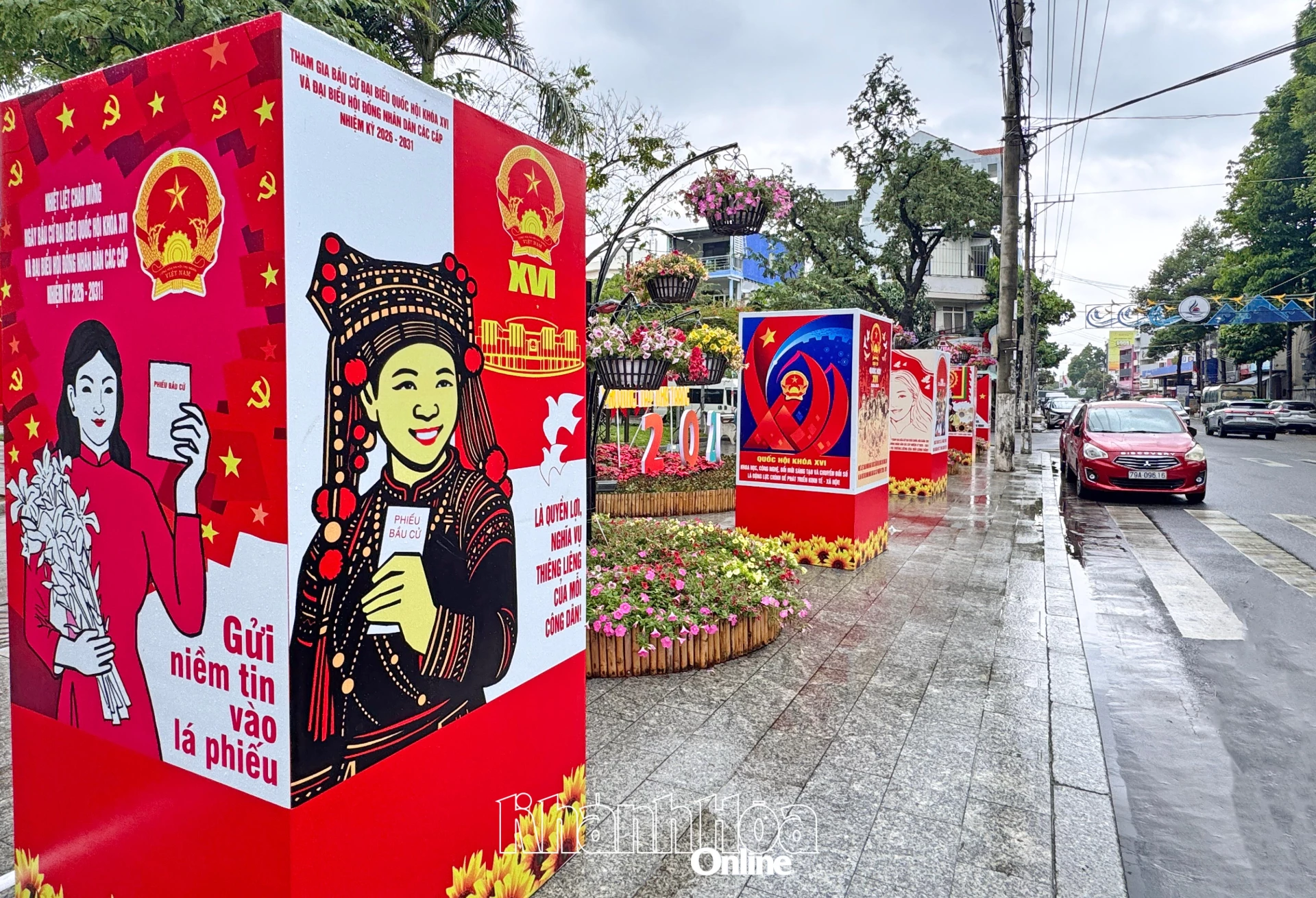 Khu vực Công viên 23 tháng 10 (phường Tây Nha Trang) nổi bật với nhiều panô hộp tuyên truyền về cuộc bầu cử.