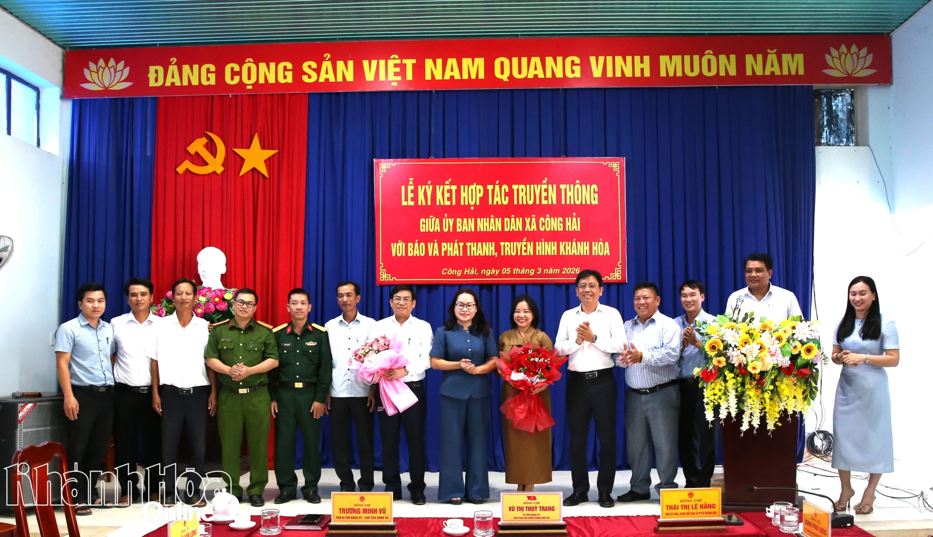 Lãnh đạo hai đơn vị xã Công Hải và Báo và Phát thanh, Truyền hình Khánh Hòa chụp hình lưu niệm