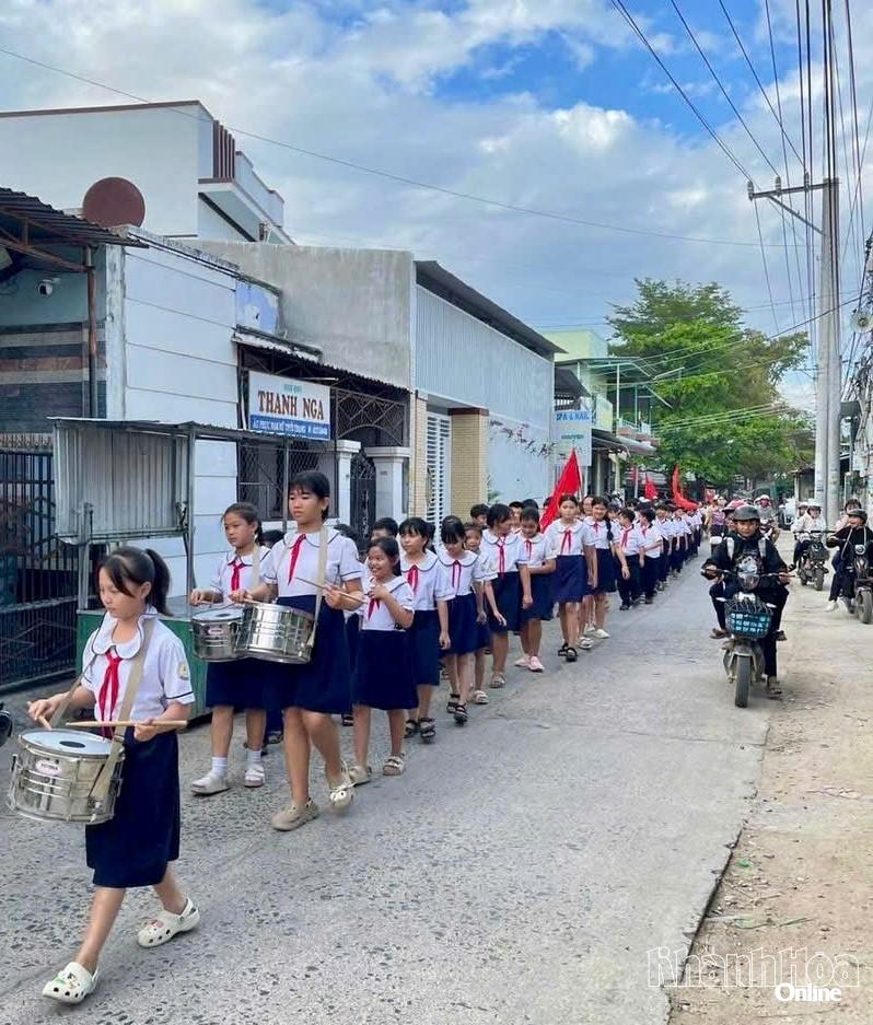 Học sinh xã Phước Dinh tham gia các hoạt động cổ động trực quan cho cuộc bầu cử tại địa phương.