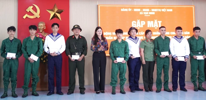Xã Vạn Ninh gặp mặt, động viên thanh niên chuẩn bị lên đường nhập ngũ