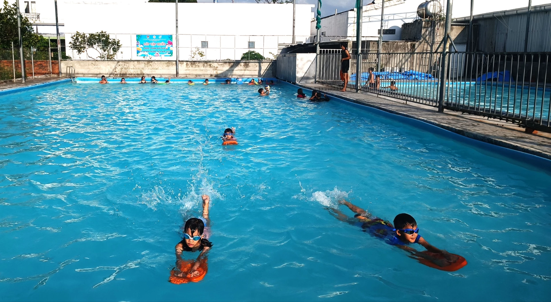 Tham gia học bơi góp phần bảo vệ trẻ em trong môi trường nước.