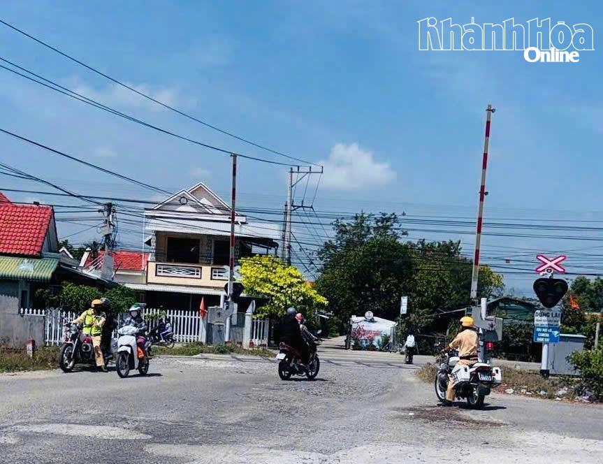 Lực lượng Cảnh sát giao thông tuần tra tại một vị trí lối đi tự mở trên địa bàn phường Ninh Hòa.