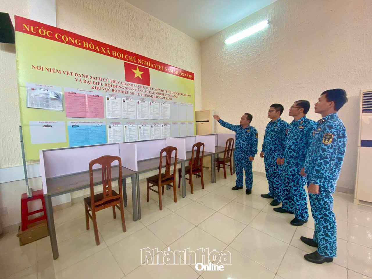 Các thành viên kiểm tra khu vực niêm yết danh sách cử tri, người ứng cử.