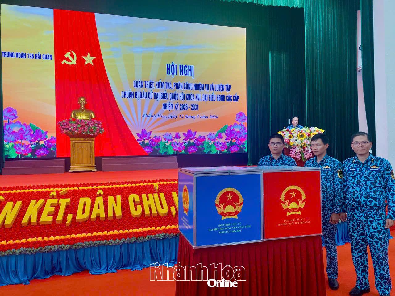 Các thành viên kiểm tra hòm phiếu.