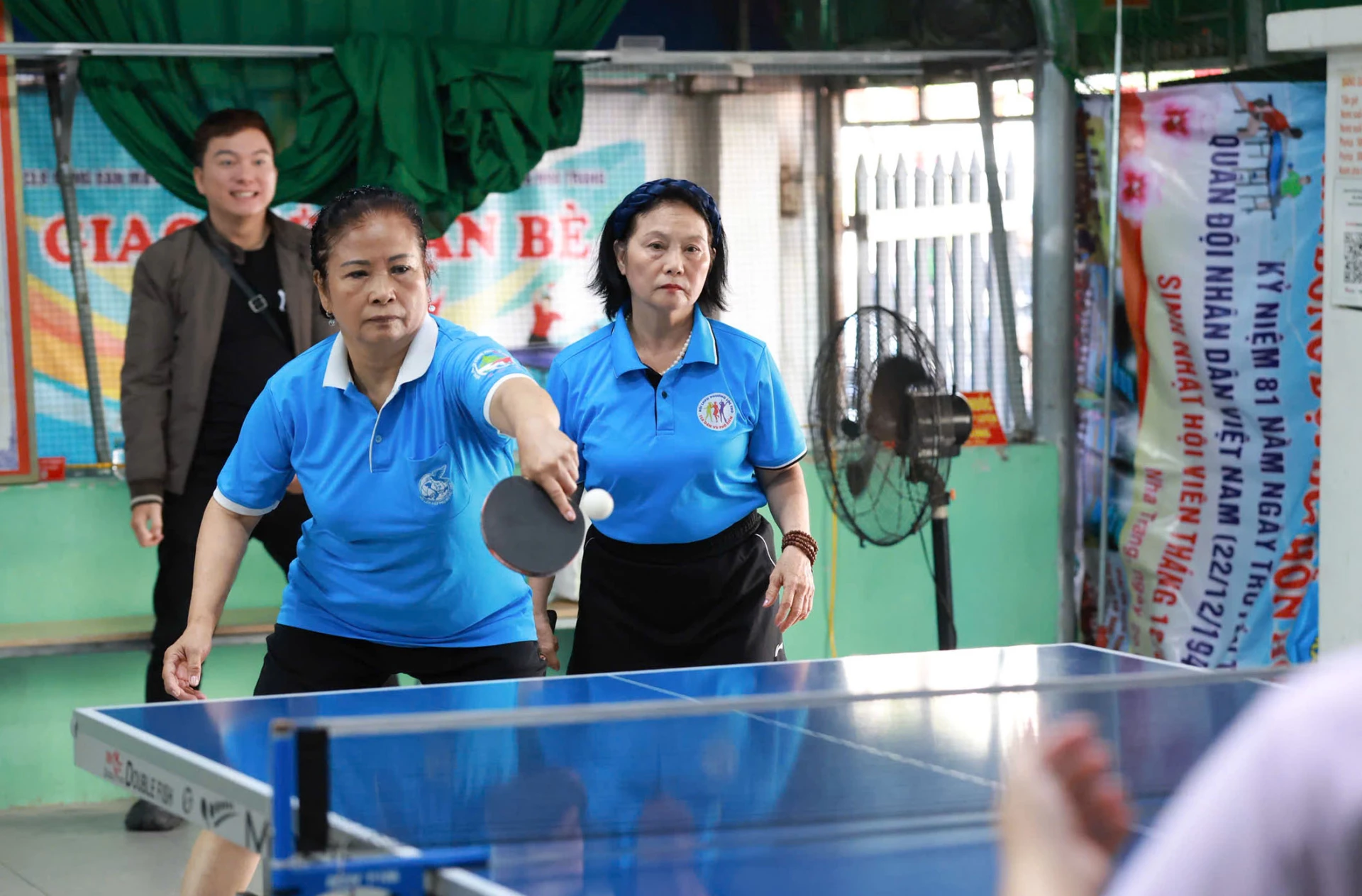 Các vận động viên tham gia thi đấu bóng bàn.