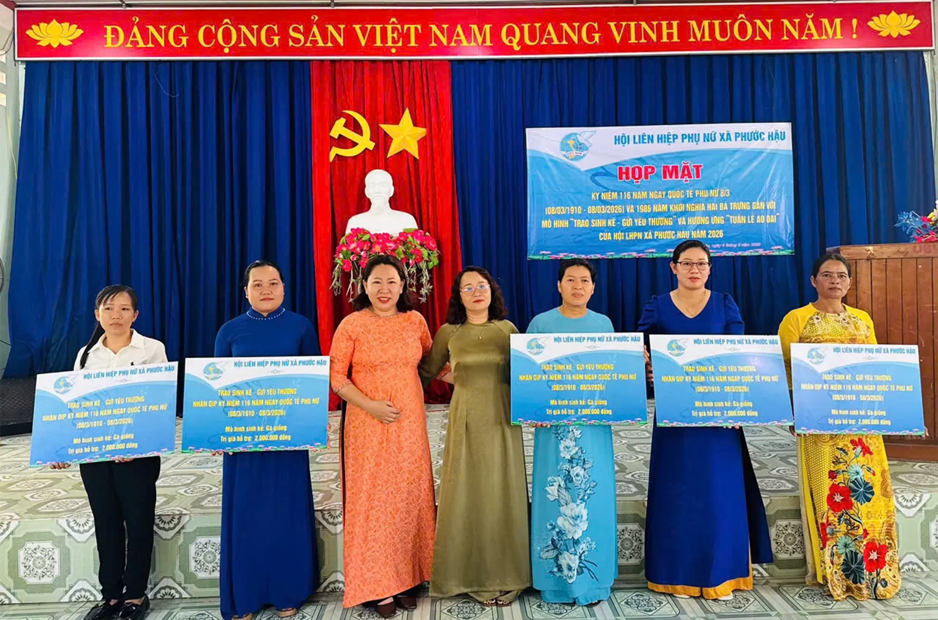 Hội Liên hiệp Phụ nữ xã trao phương tiện sinh kế cho phụ nữ có hoàn cảnh khó khăn.