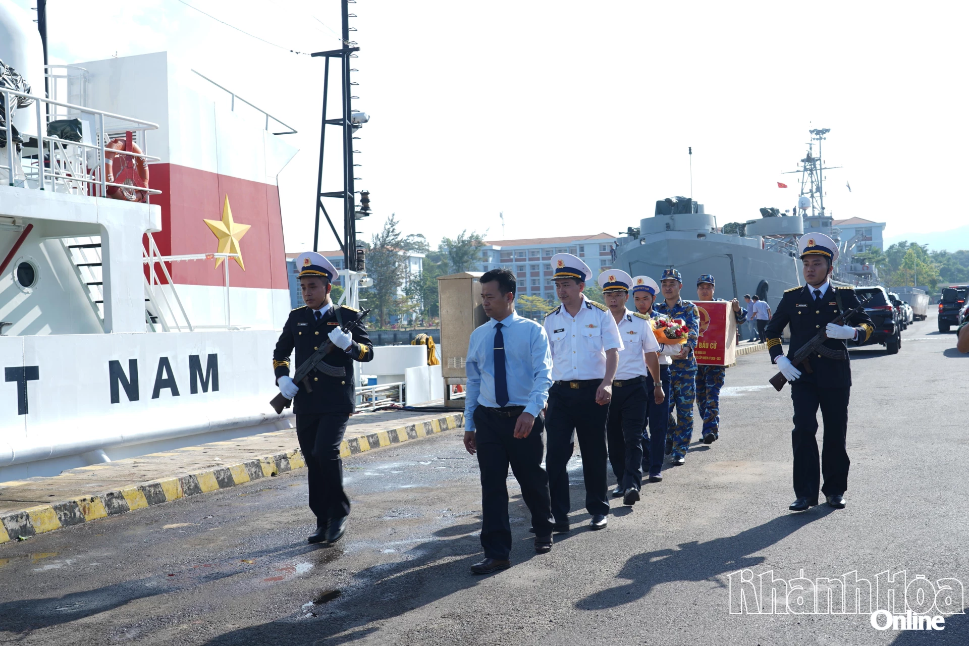 Hòm phiếu, vật chất chuẩn bị đưa lên tàu.