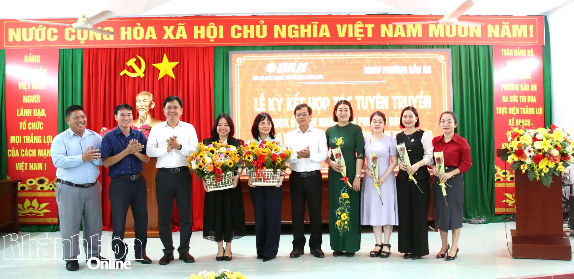 Nhận dịp kỷ niệm Ngày Quốc tế Phụ nữ, lãnh đạo hai đơn vị tặng hoa chúc mừng các đại biểu biểu nữ tham gia lễ ký kết