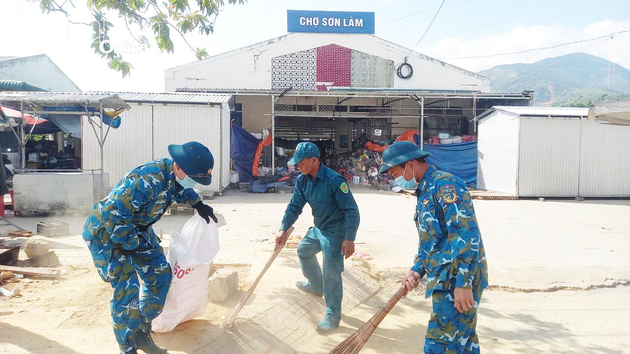 Cán bộ, chiến sĩ dọn dẹp vệ sinh các khu vực công cộng trên địa bàn.