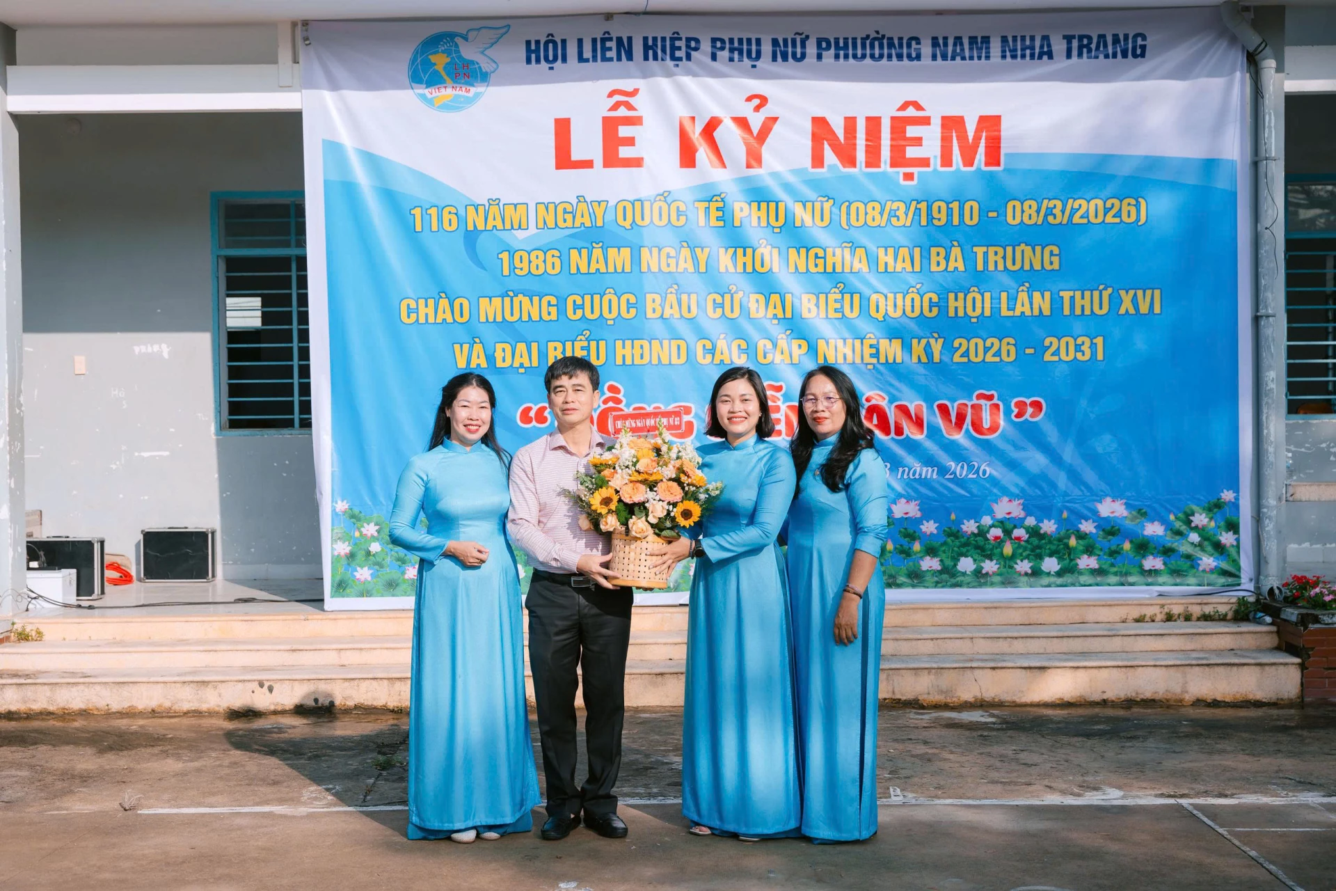 Đại diện Ủy ban MTTQ Việt Nam phường tặng hoa cho Hội Liên hiệp Phụ nữ phường.