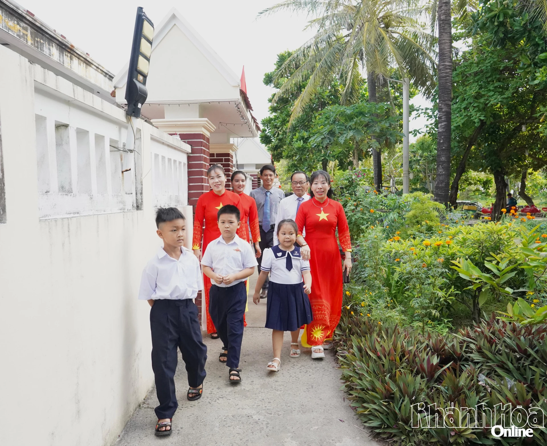 Các hộ dân chuẩn bị đi bỏ phiếu bầu cử.