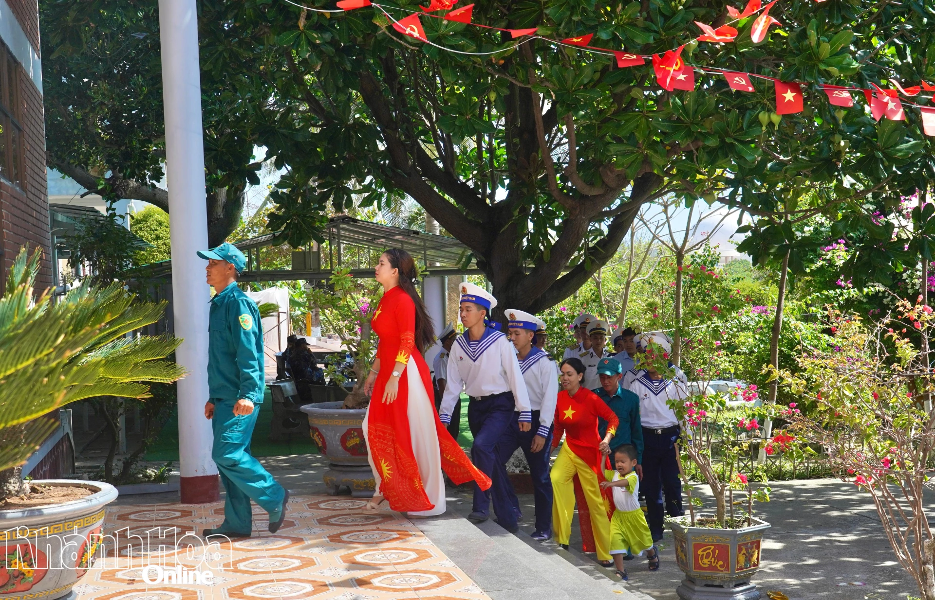 Cán bộ, chiến sĩ và người dân đảo Song Tử Tây nô nức đi bầu cử.