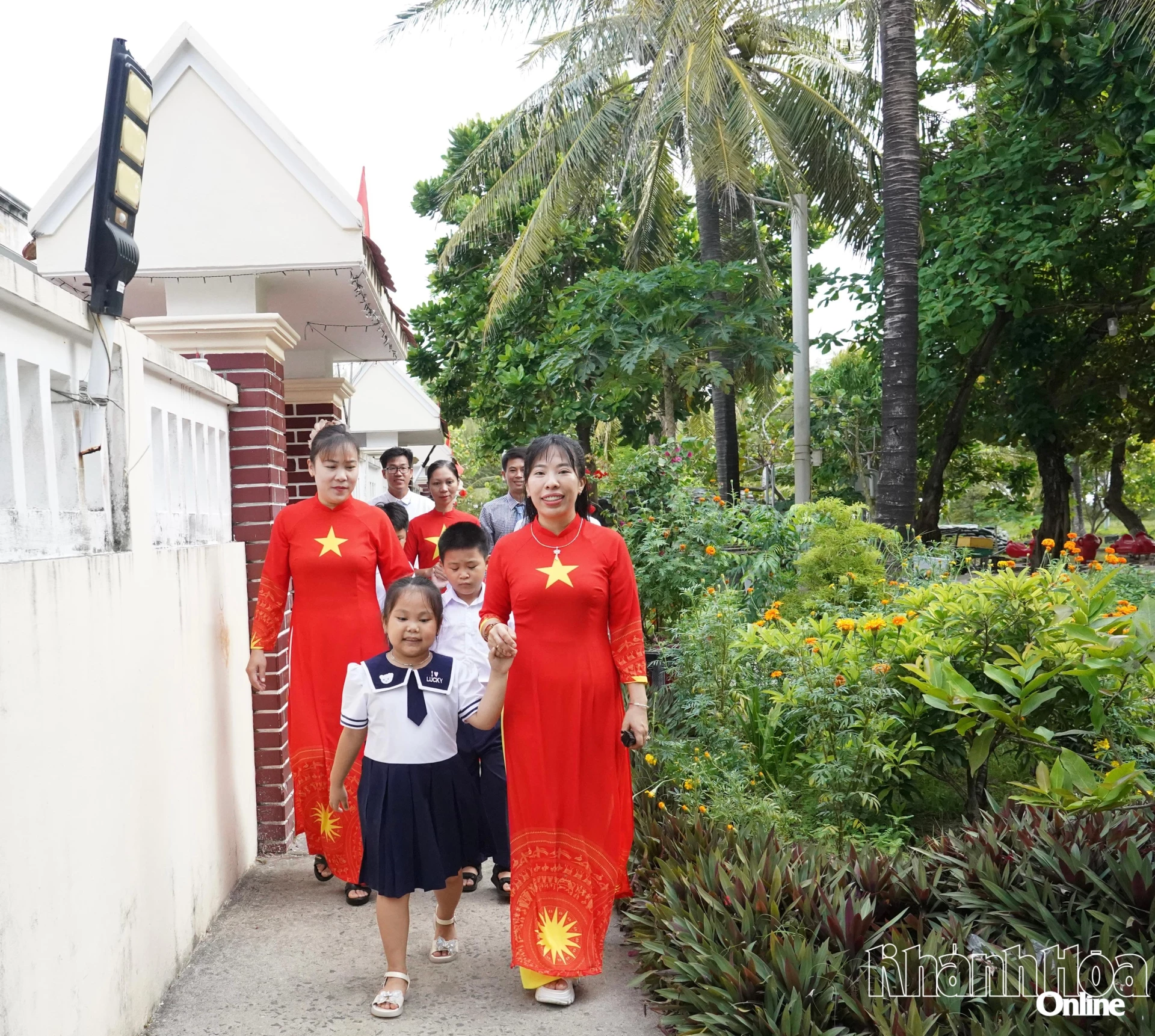 Người dân đảo Song Tử Tây nô nức đi bầu cử. 