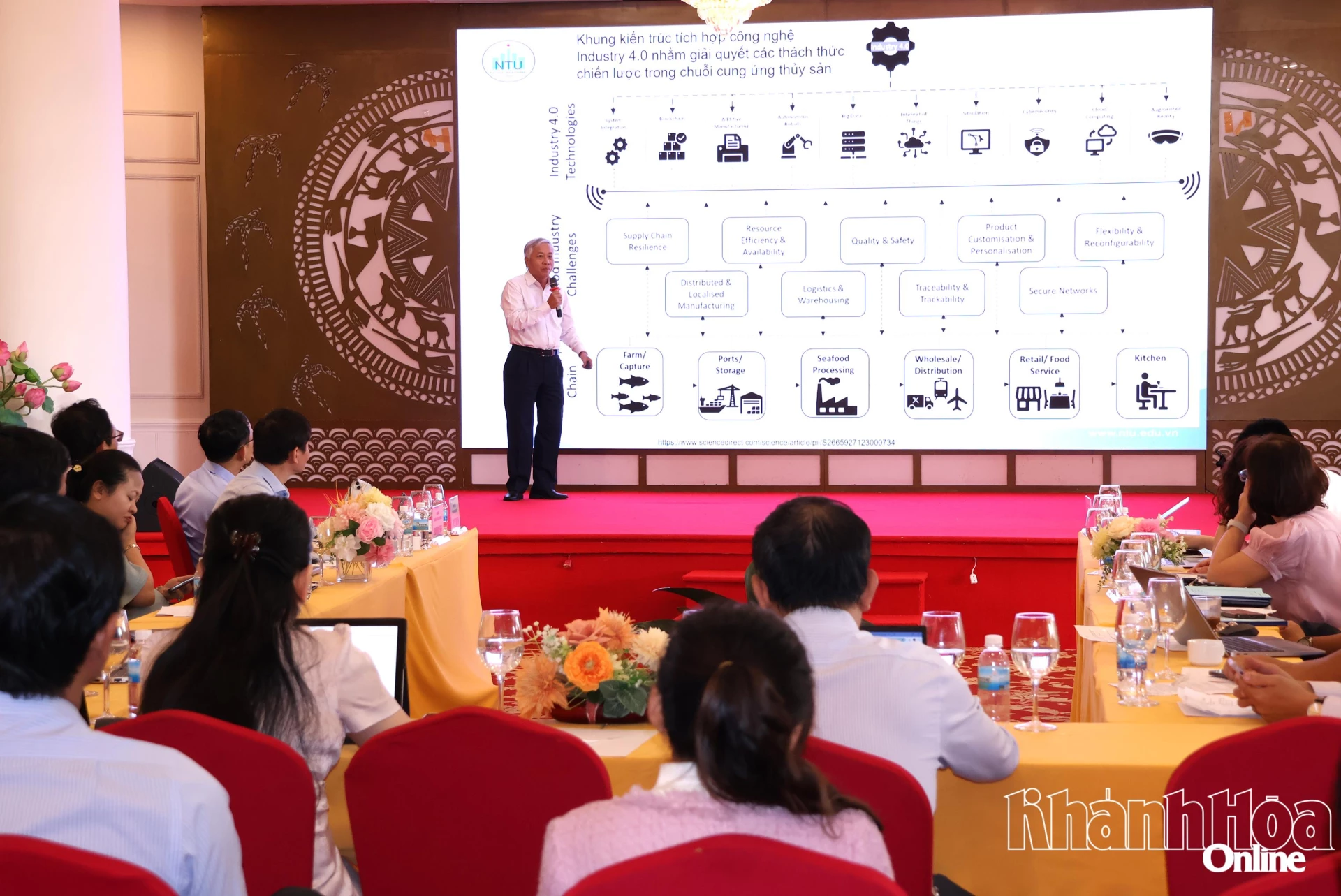 Đại biểu trình bày tham luận.